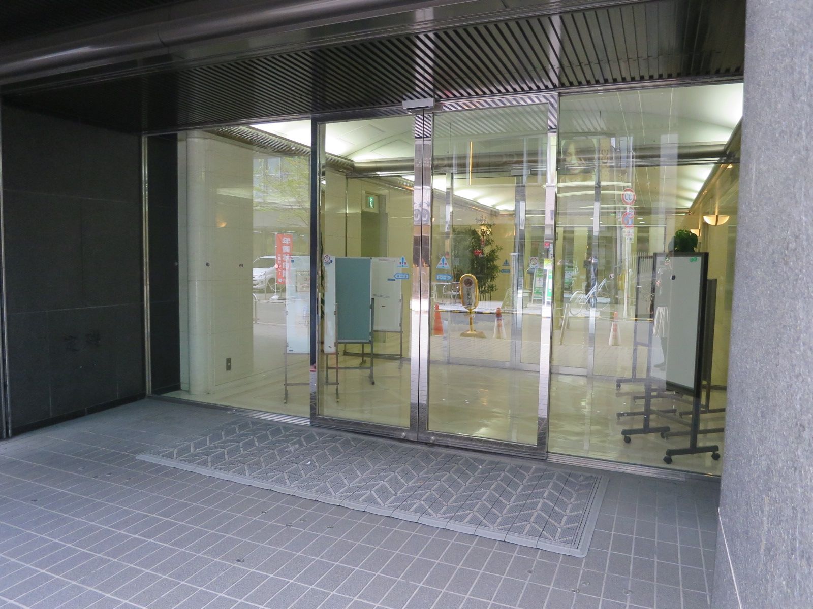 オフィスビル入口