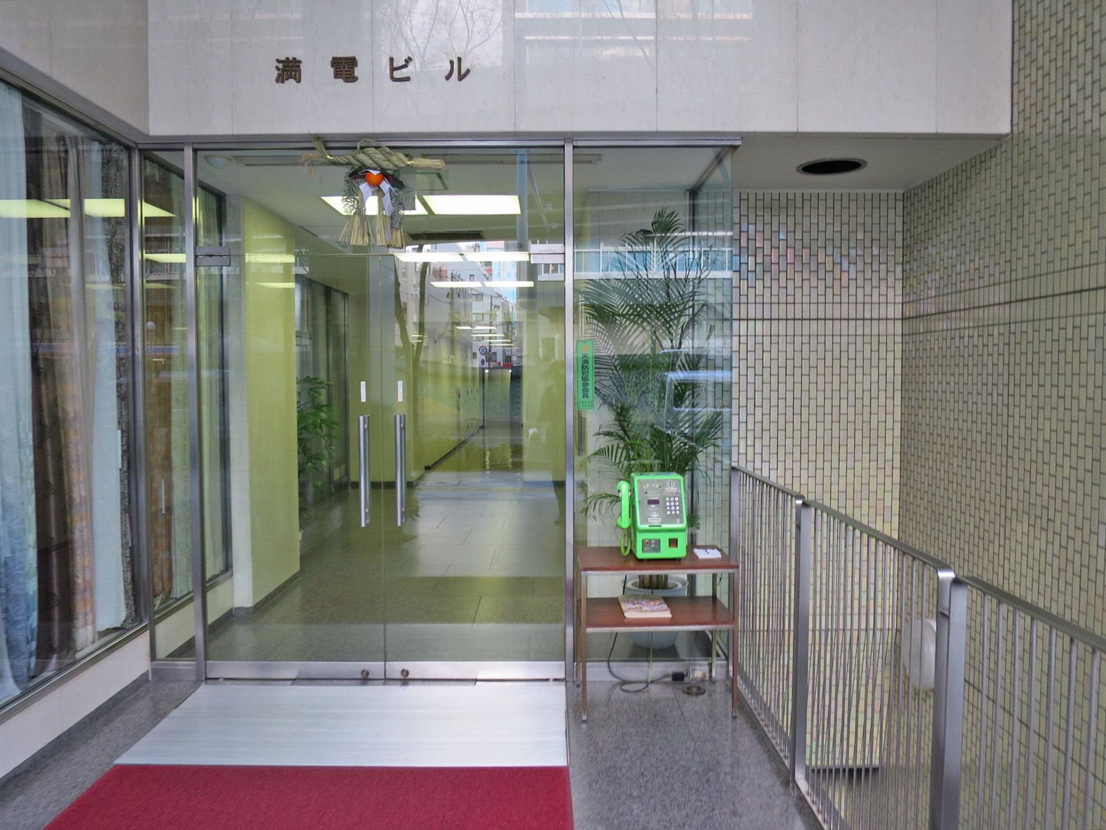 オフィスビル出入口