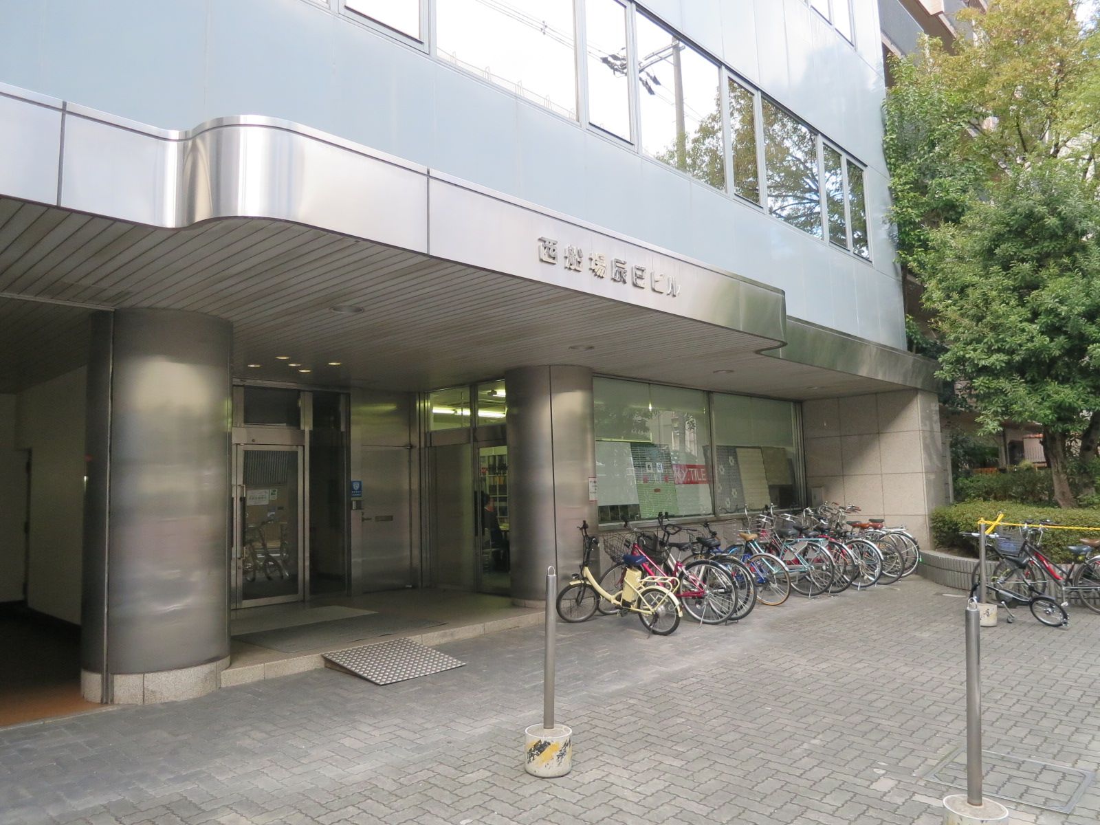 オフィスビル出入口