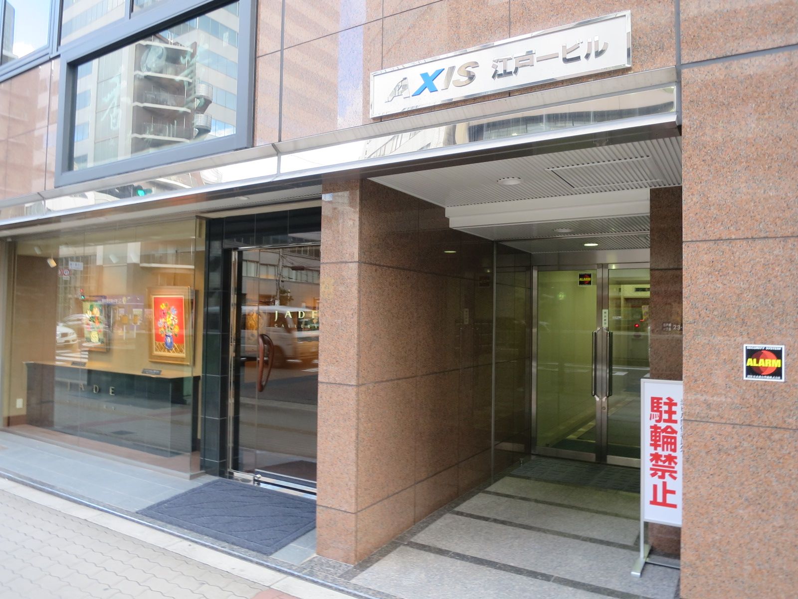 オフィスビル出入り口