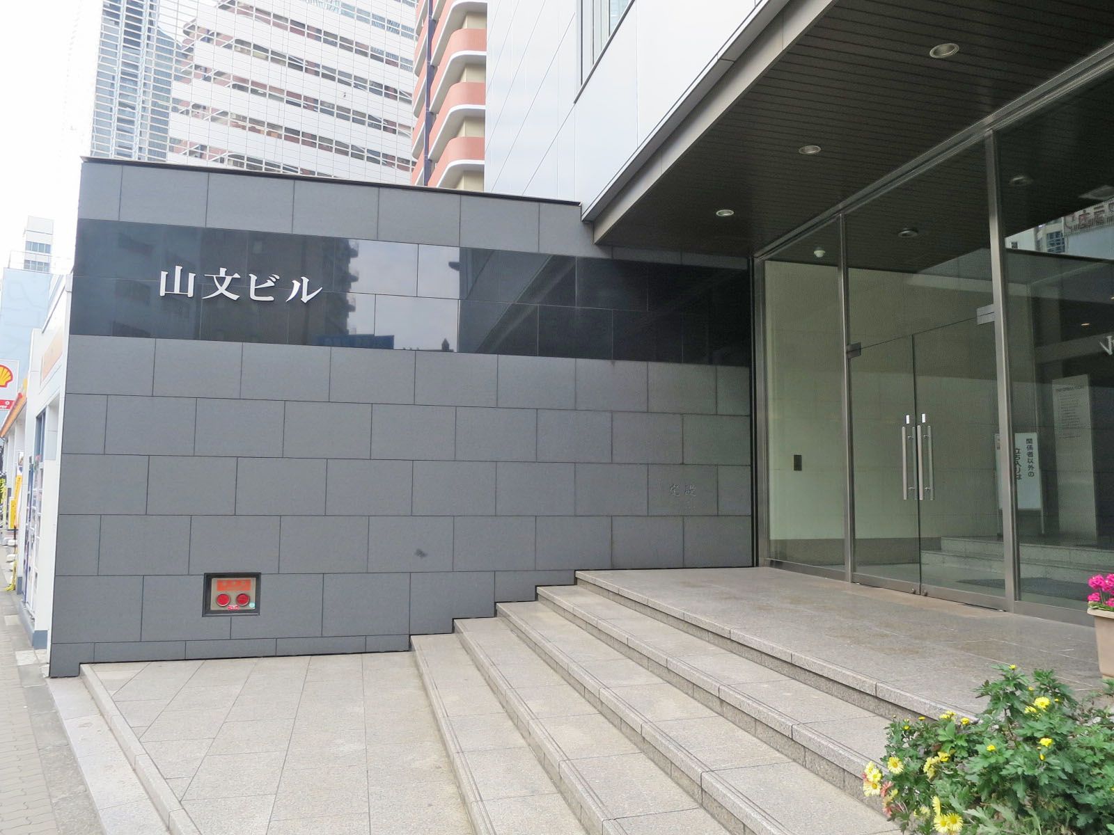 オフィスビル出入口