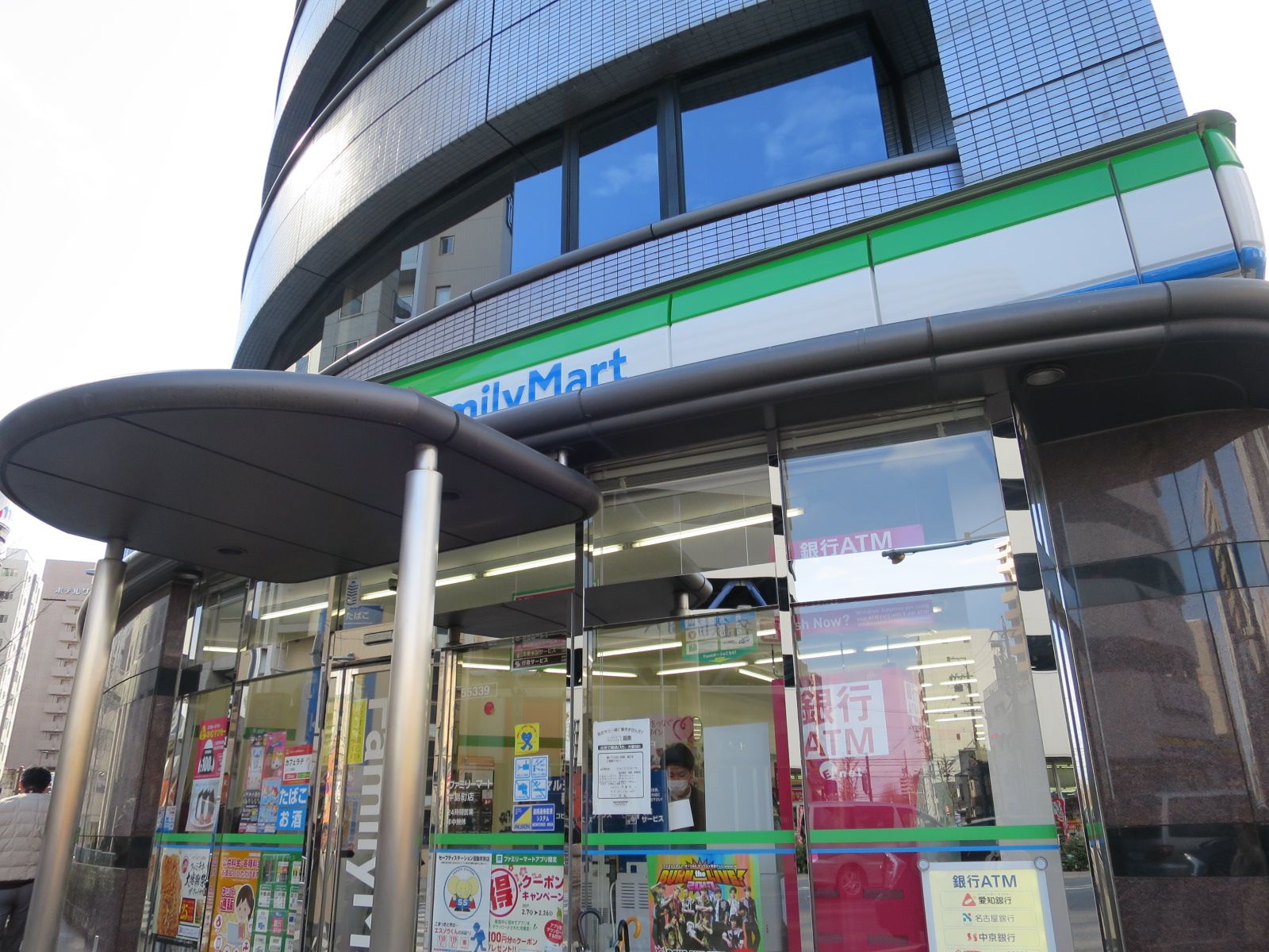 1階のファミリーマート牛島町店