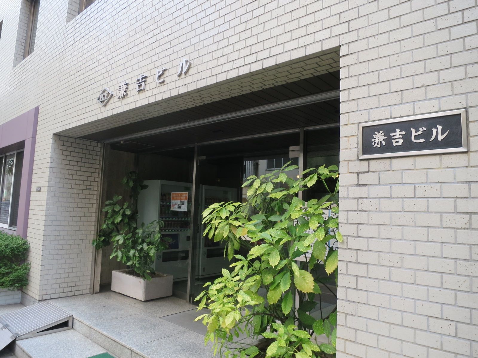 オフィスビル出入口