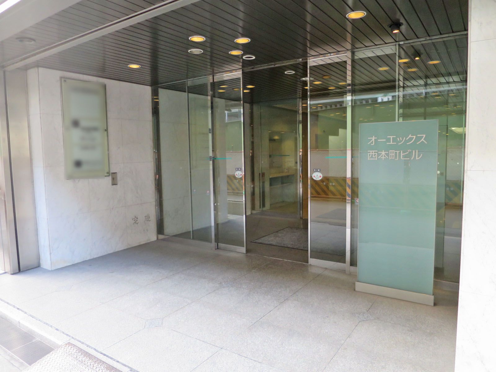 オフィスビル出入口