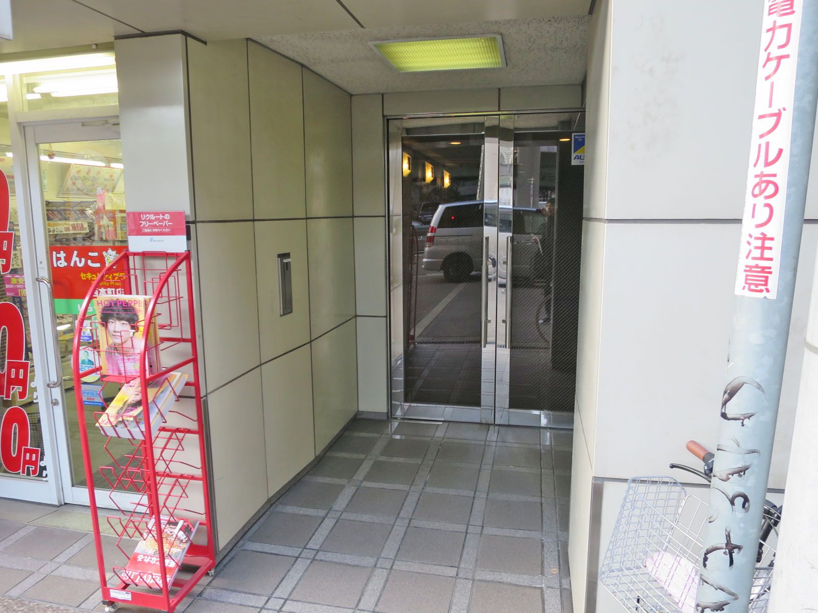 オフィスビル出入口