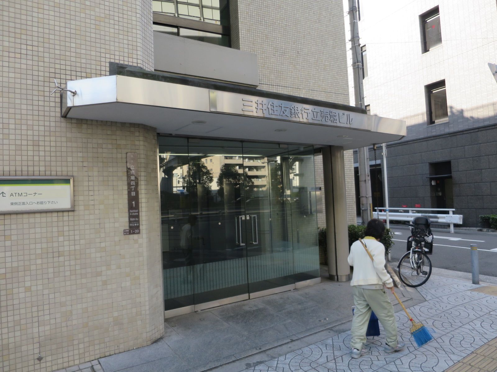 オフィスビル出入口