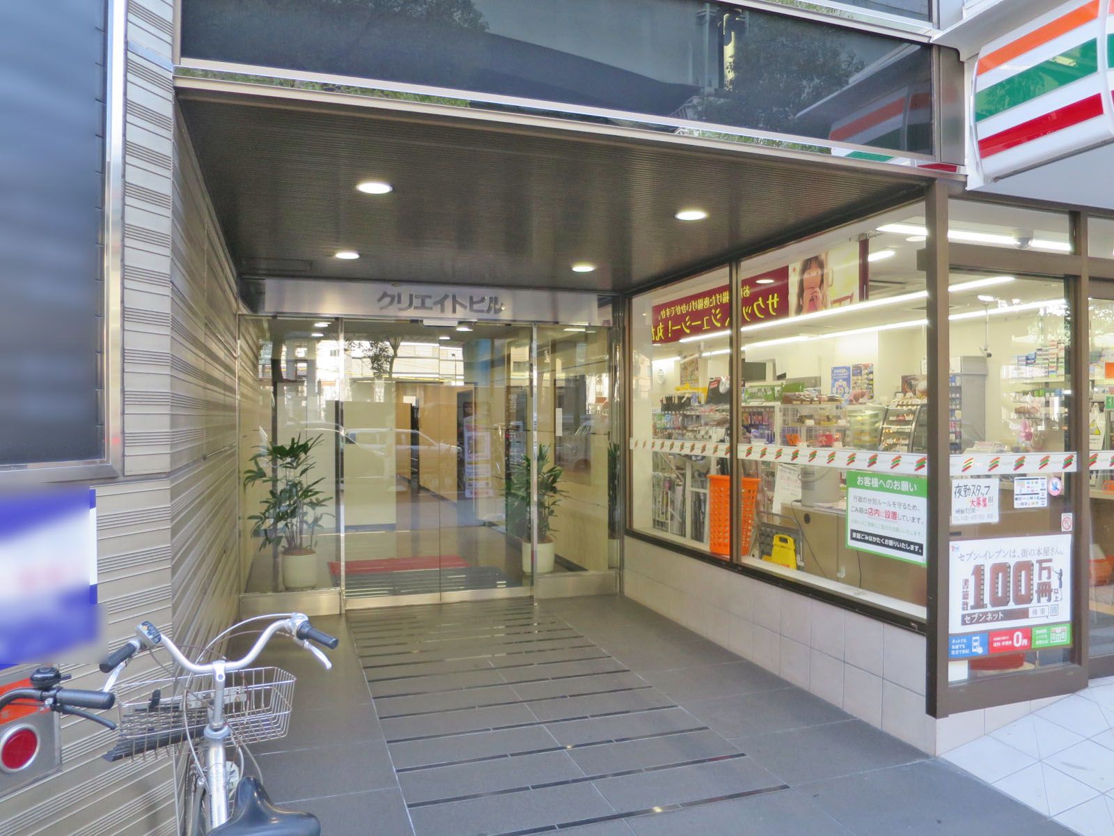 オフィスビル出入口