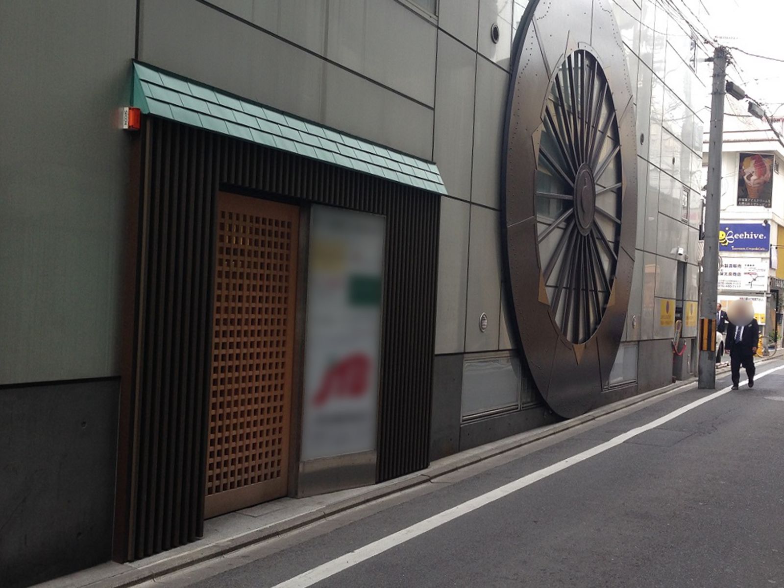 オフィスビル入口付近