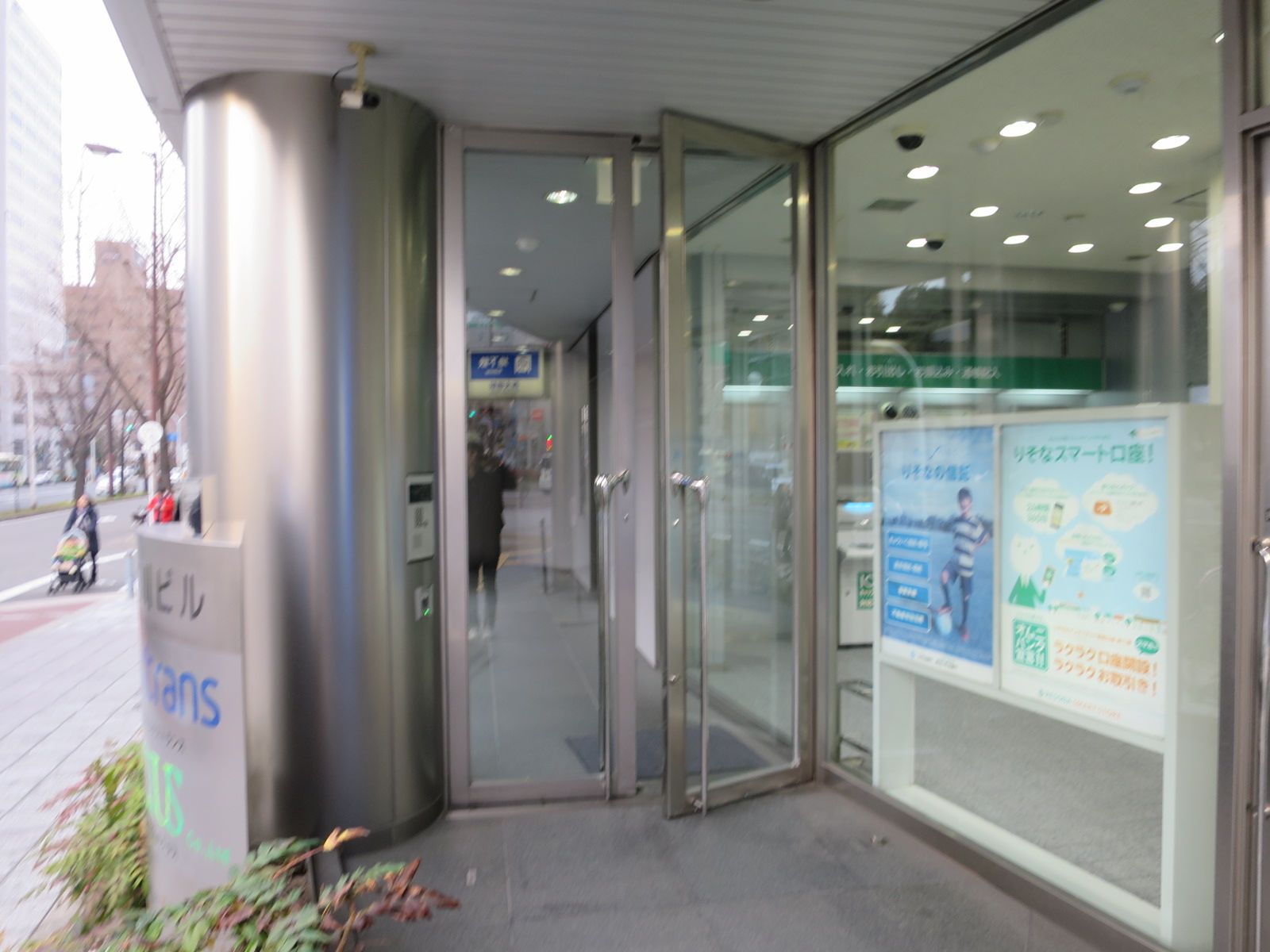 オフィスビル入口