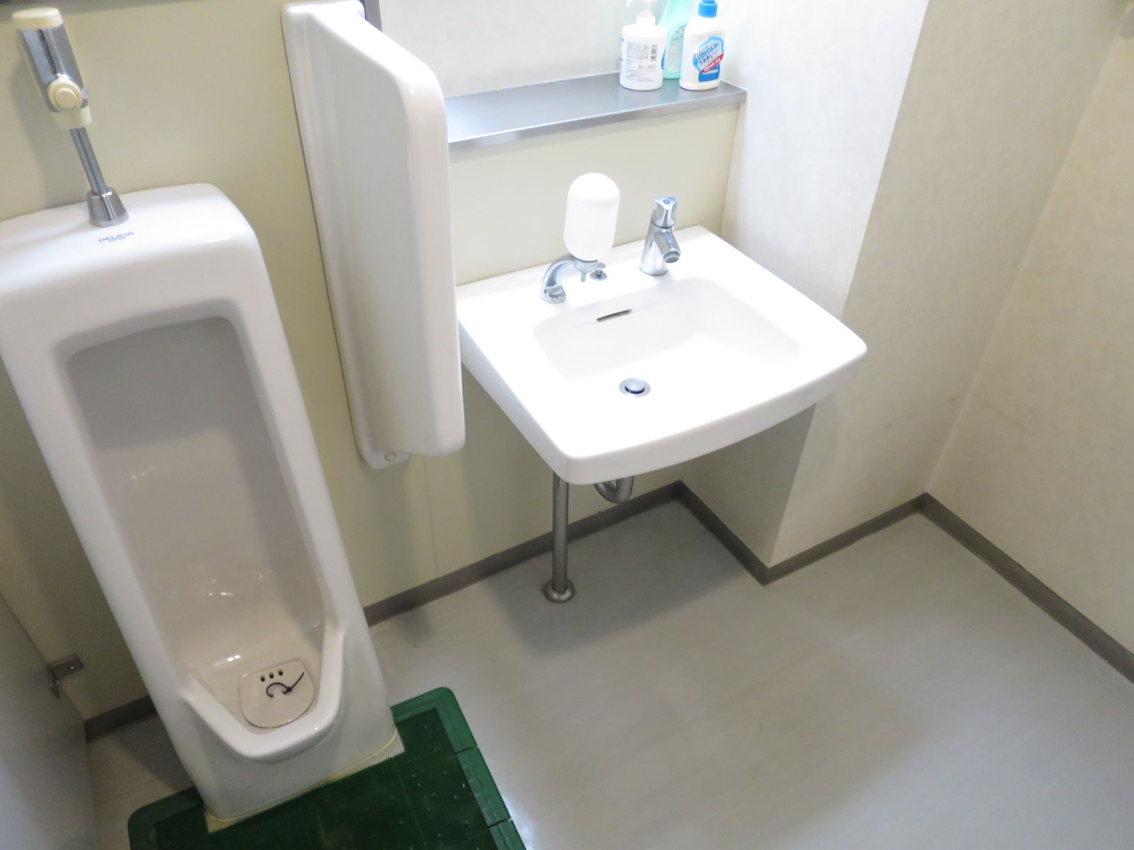 男性用トイレ・洗面台