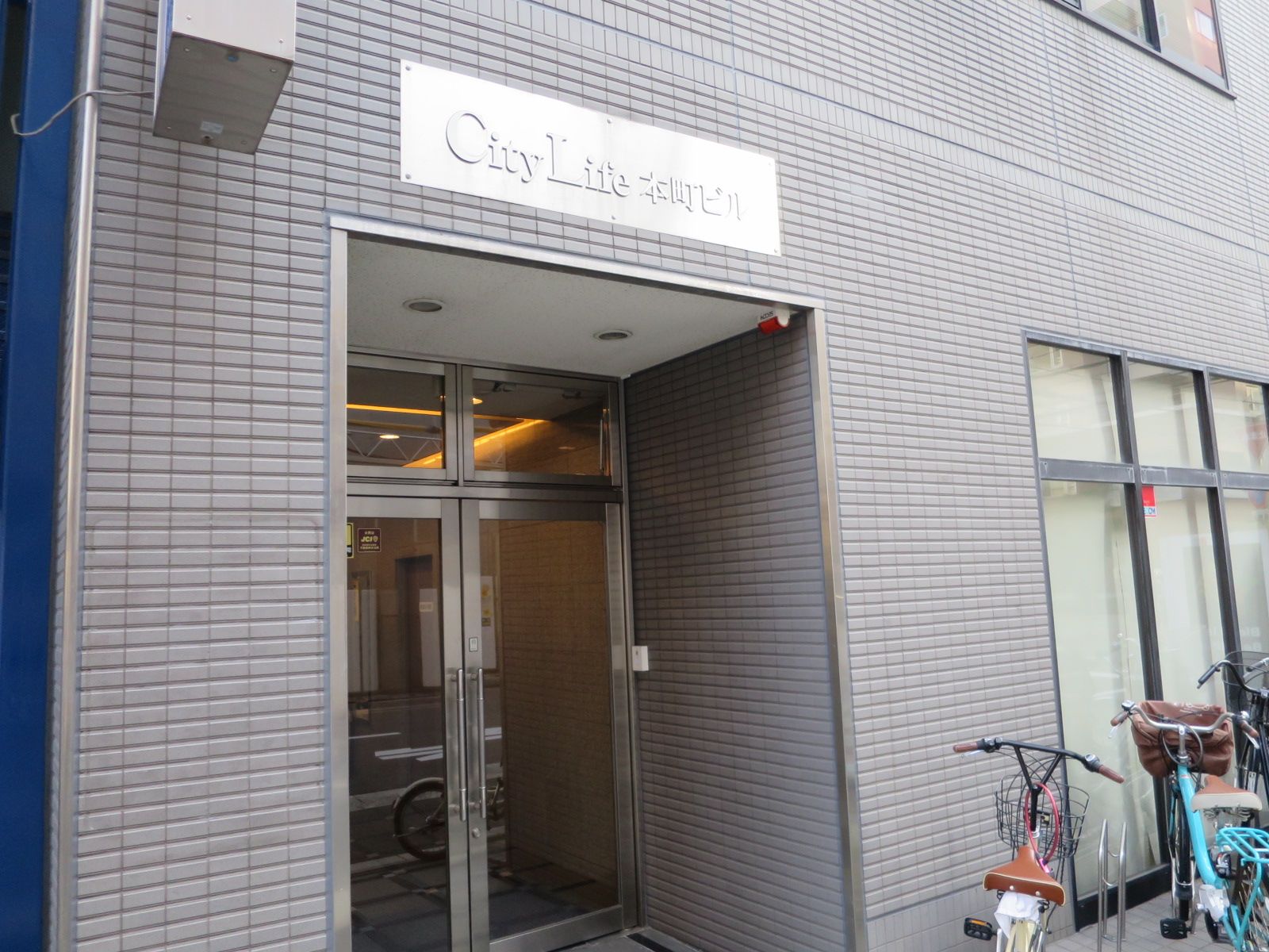 オフィスビル入口