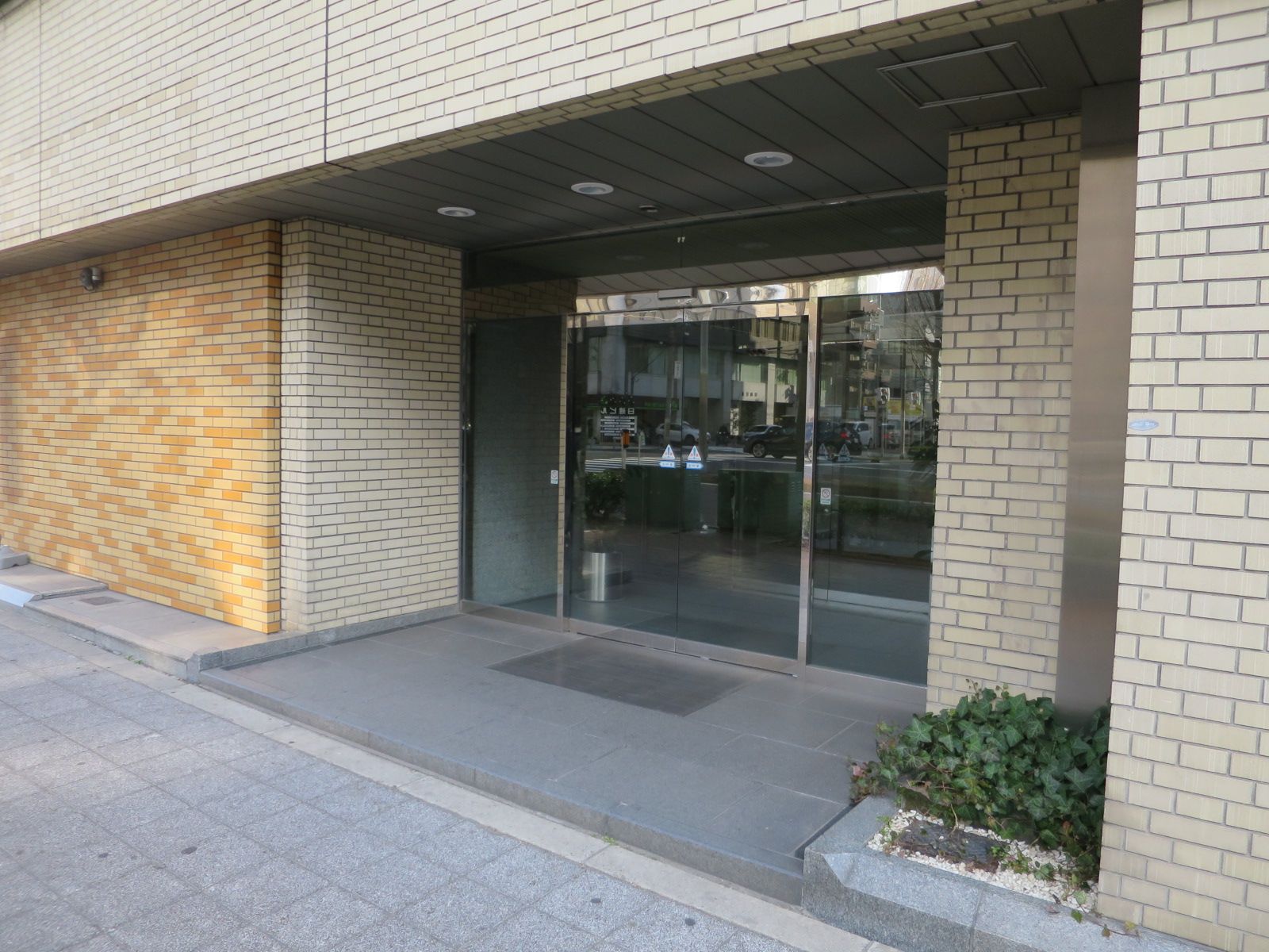 オフィスビル入口