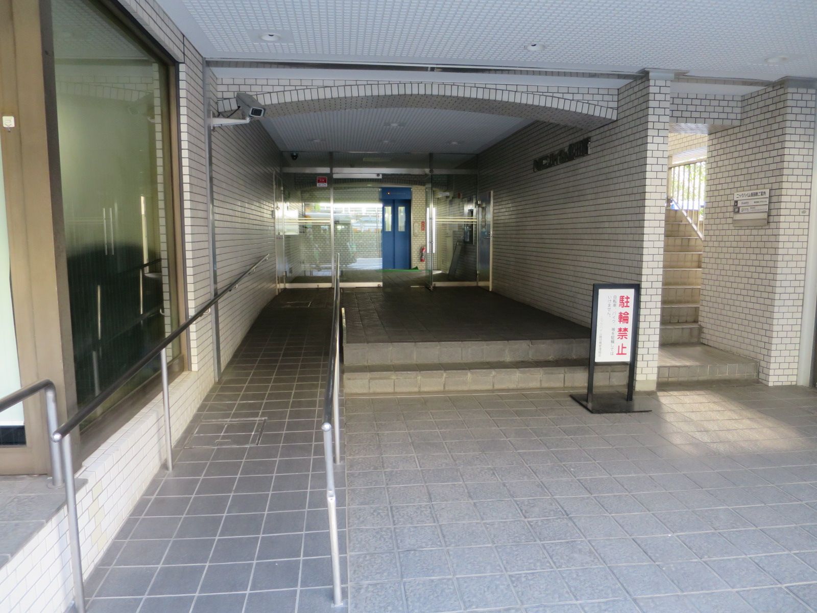 オフィスビル入口