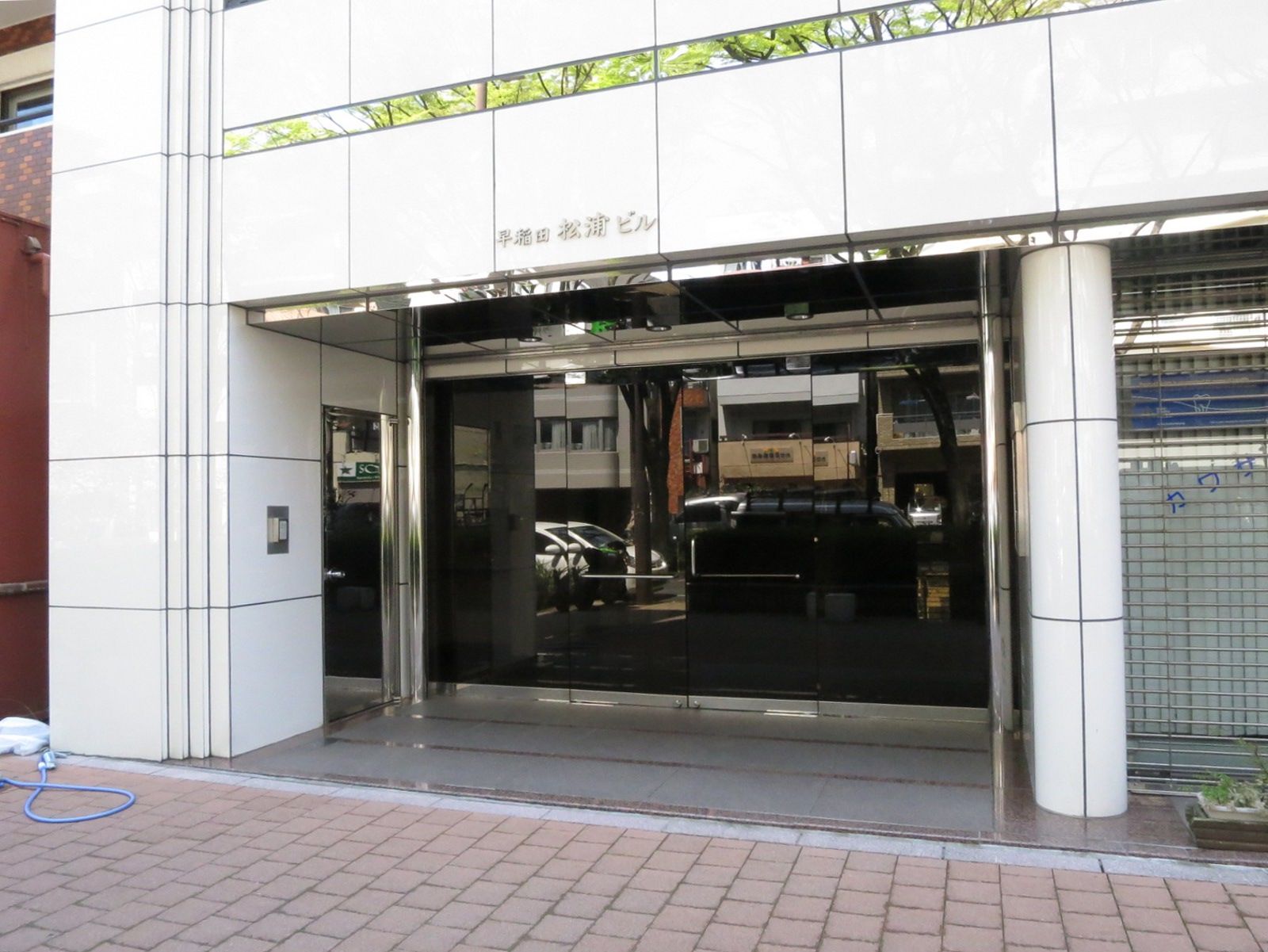 オフィスビル出入り口