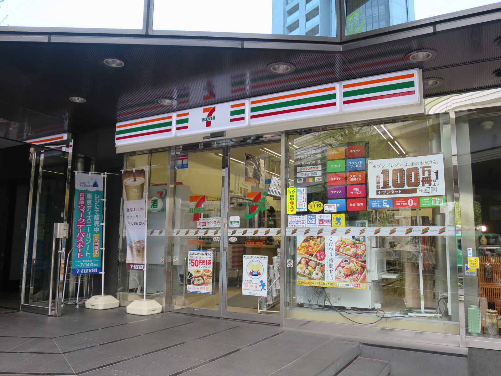 1階テナントのセブンイレブン