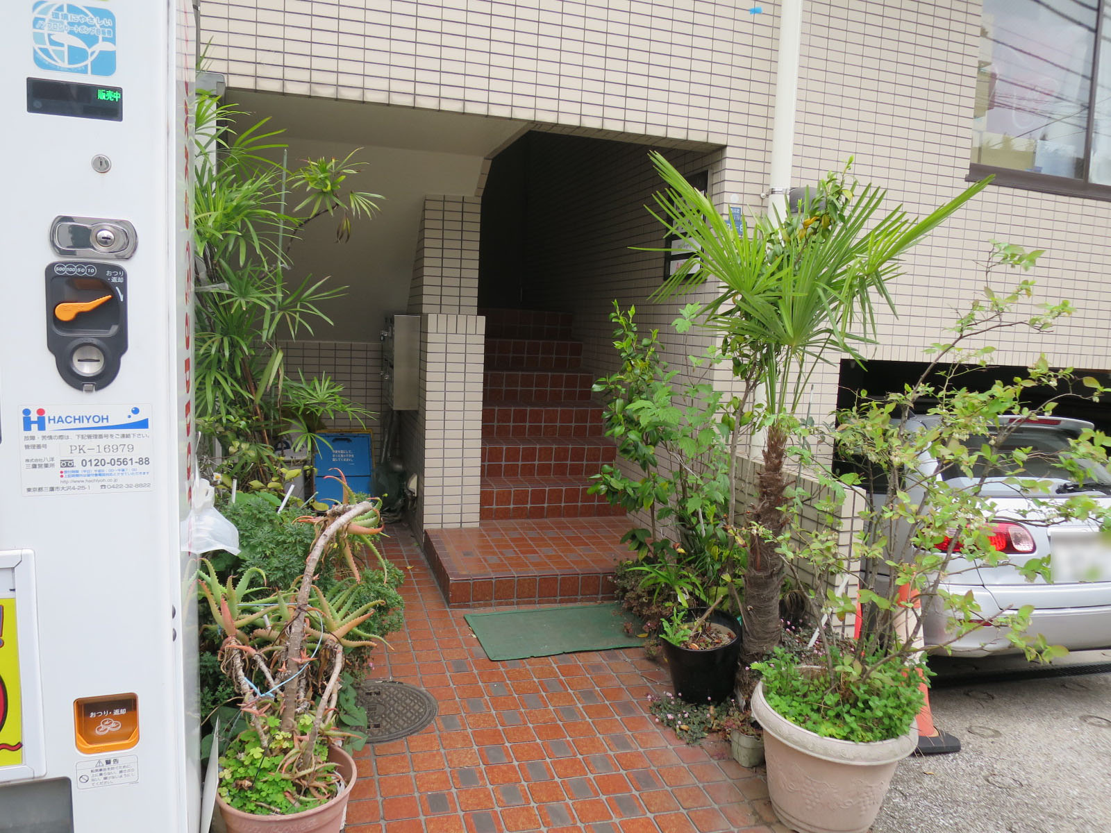 オフィスビル入口