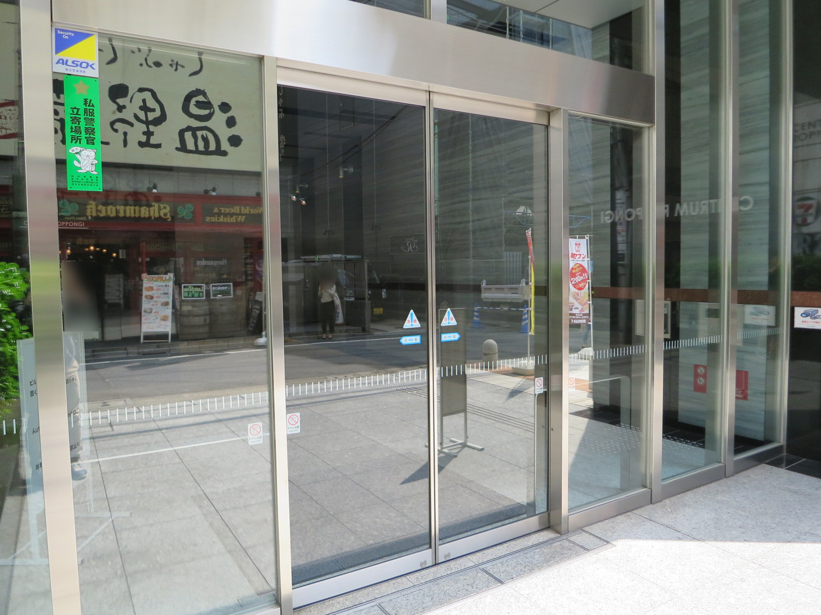 オフィスビル出入り口