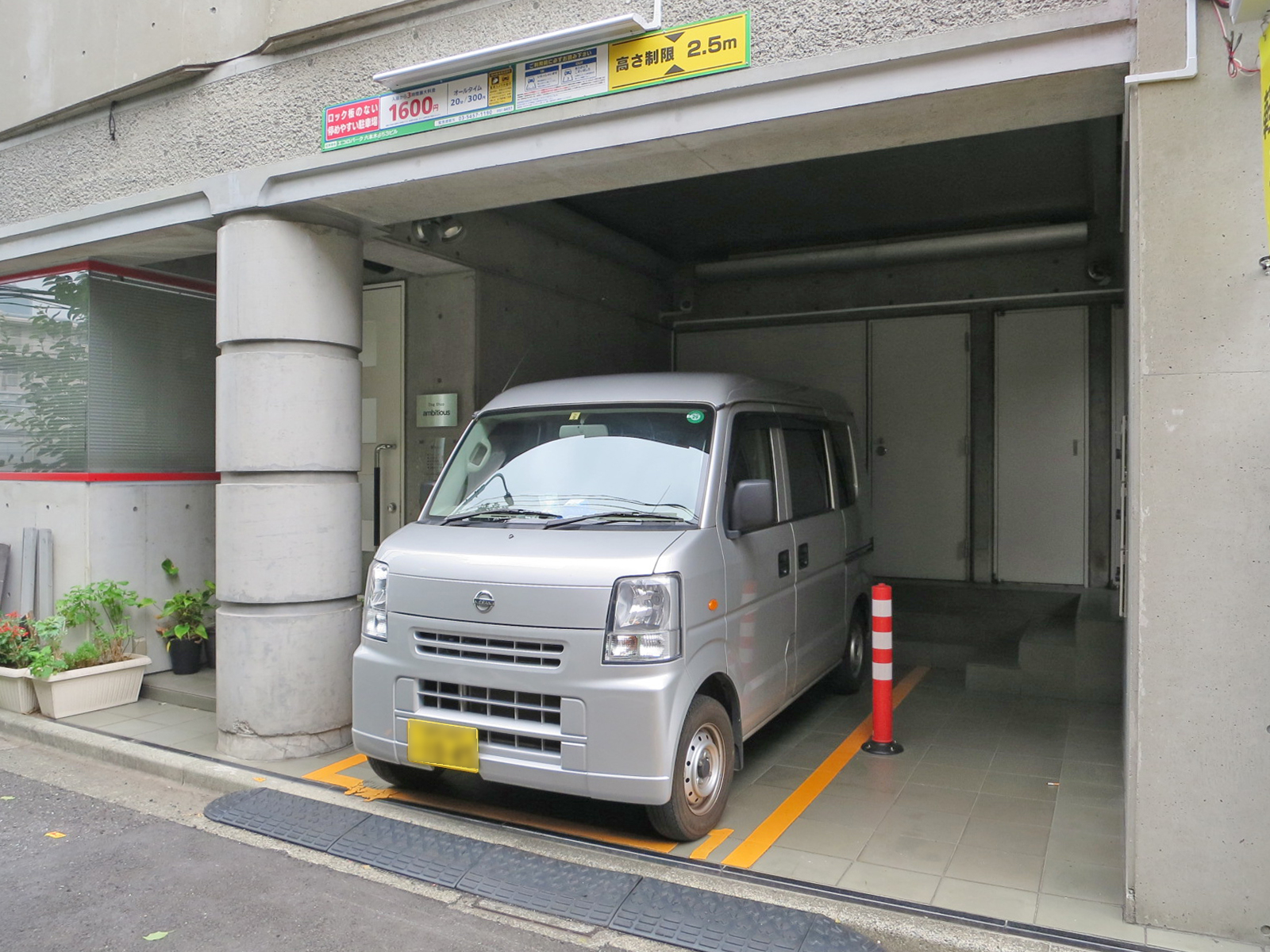 オフィスビル出入口