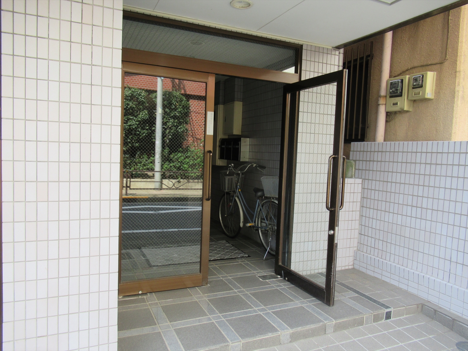 オフィスビル入口