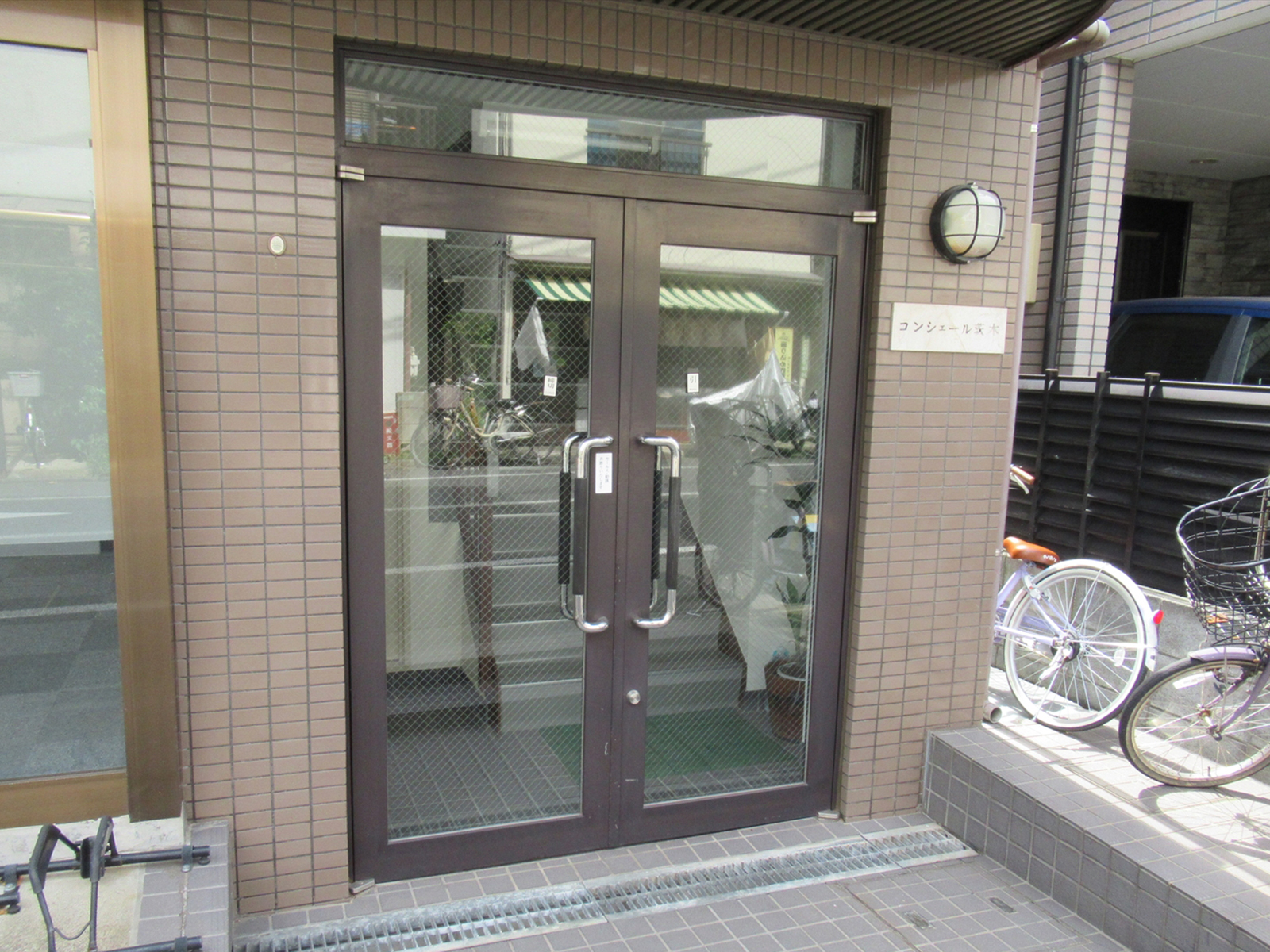 オフィスビル入口