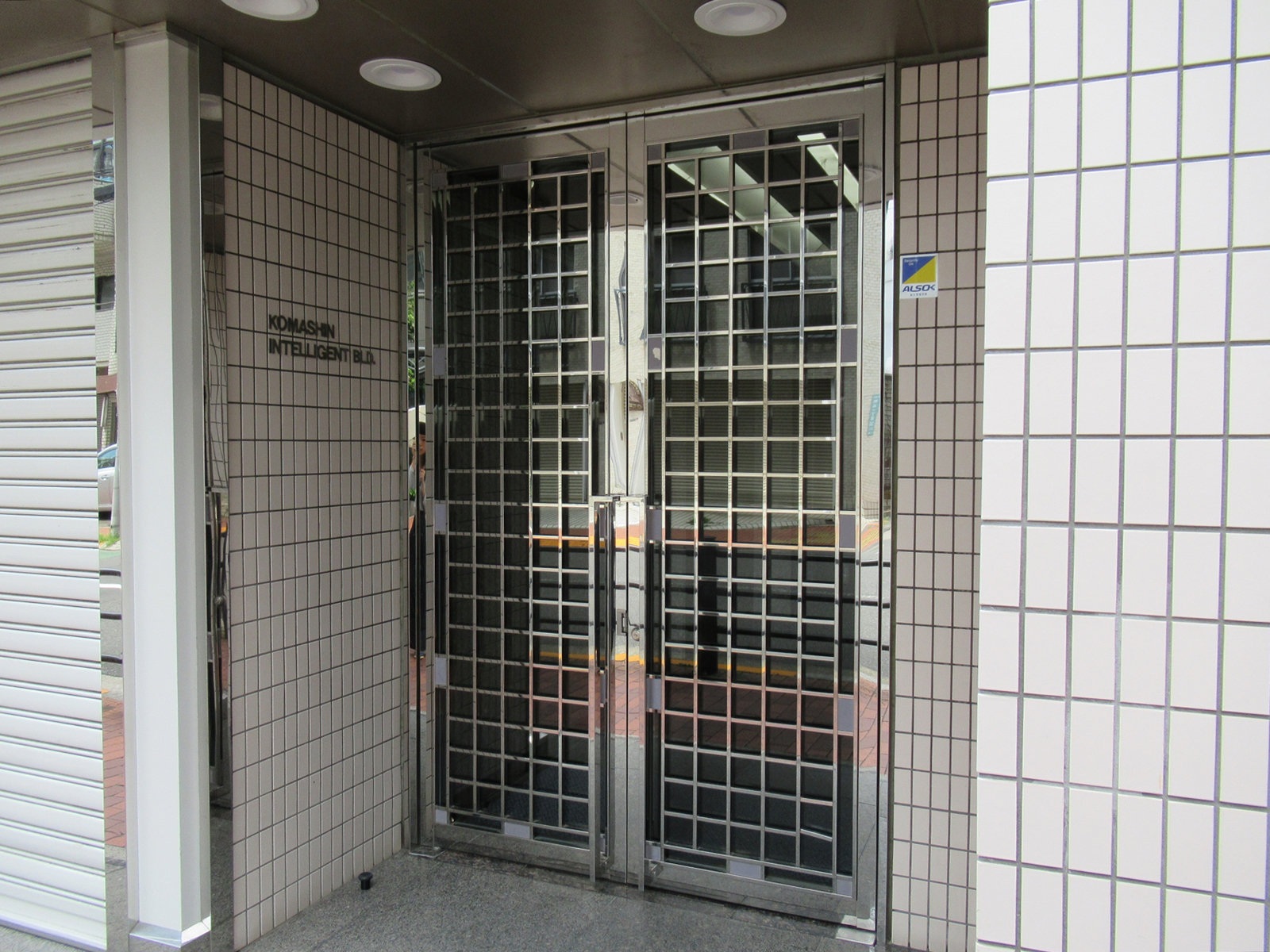 オフィスビル入口