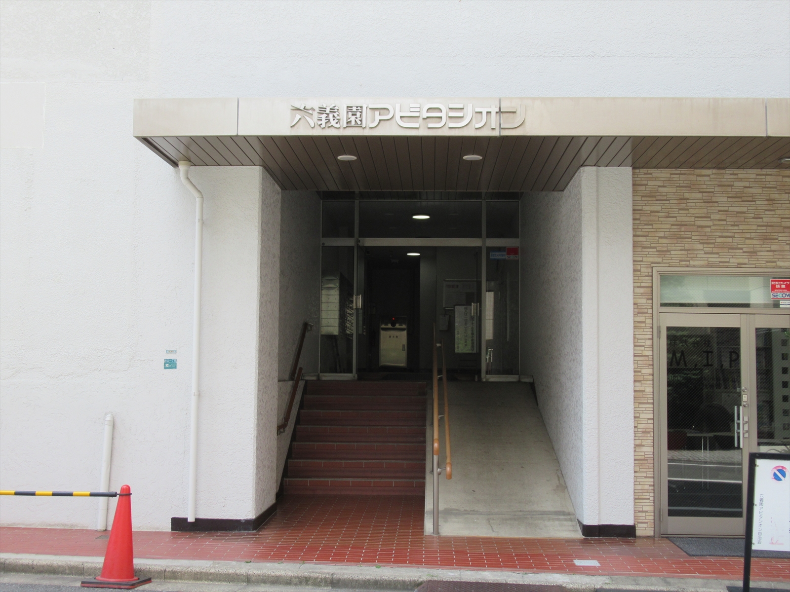 オフィスビル入口