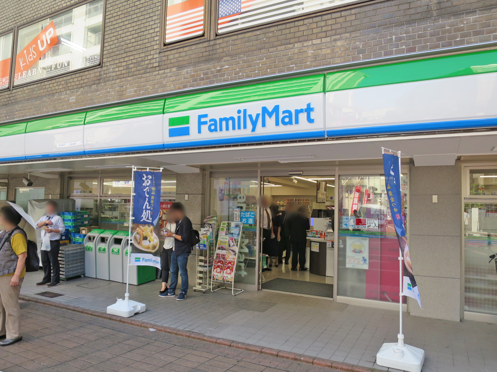 １階のファミリーマート大田区役所前店