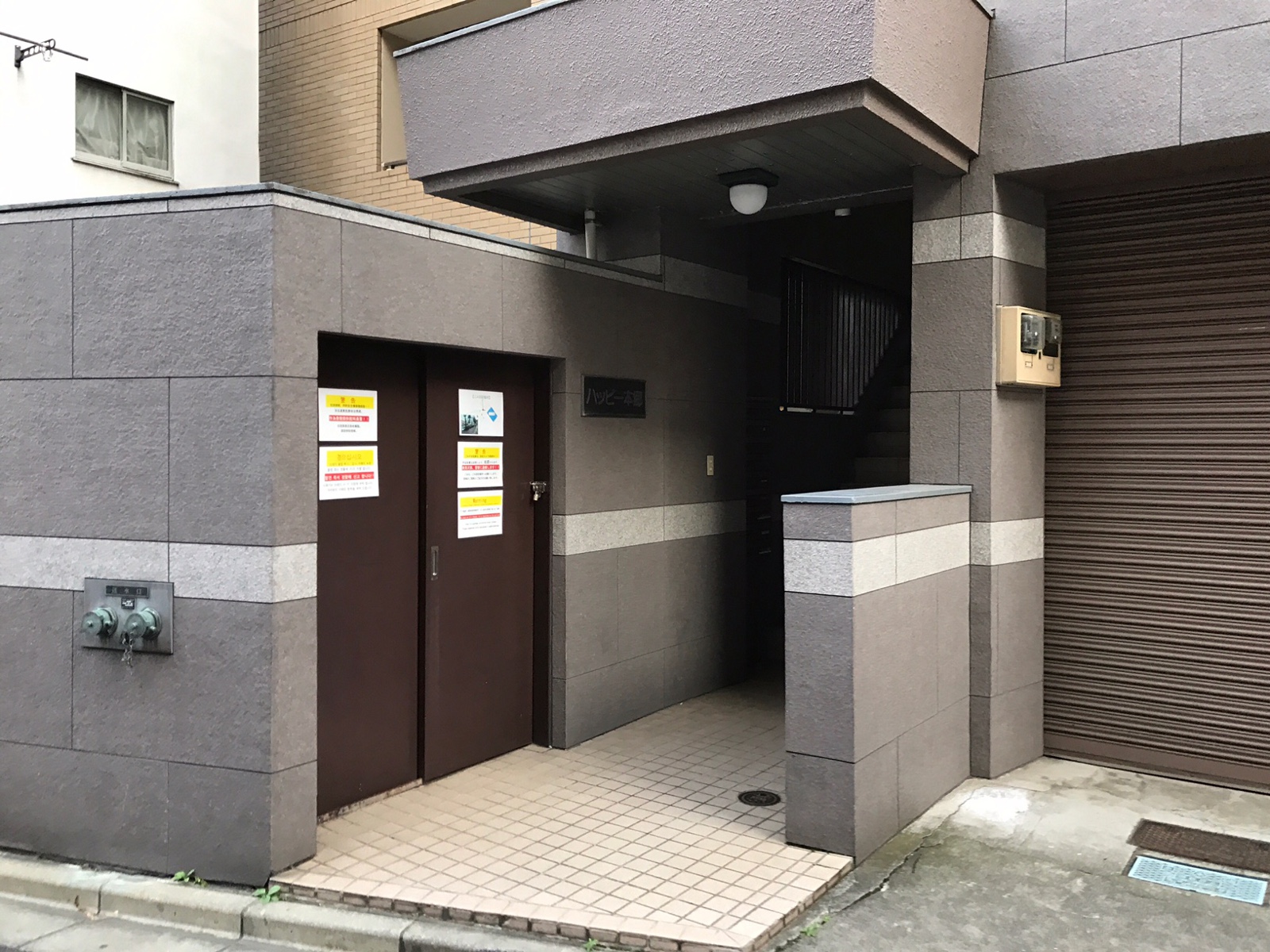 オフィスビル入り口