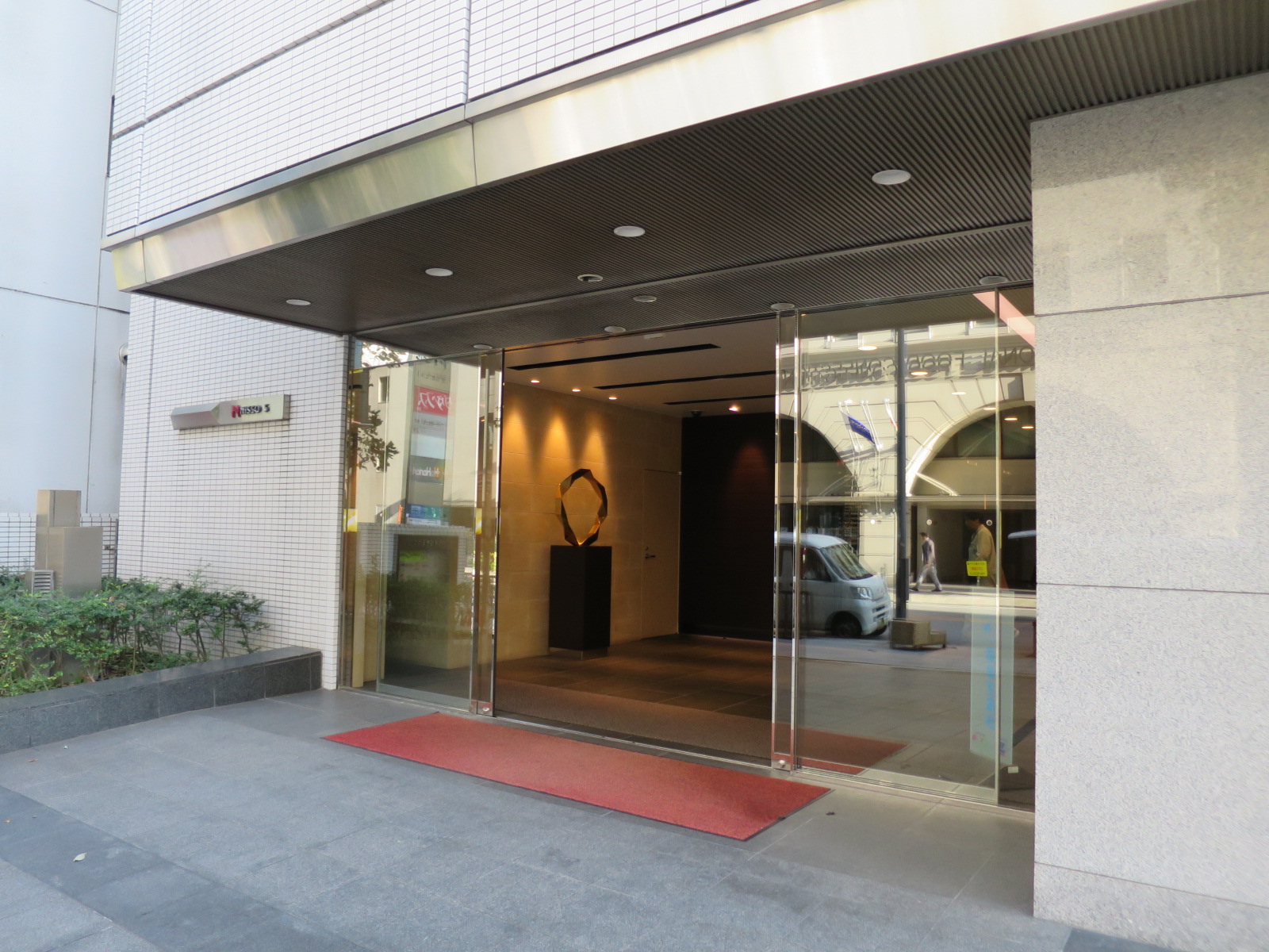 オフィスビル出入口