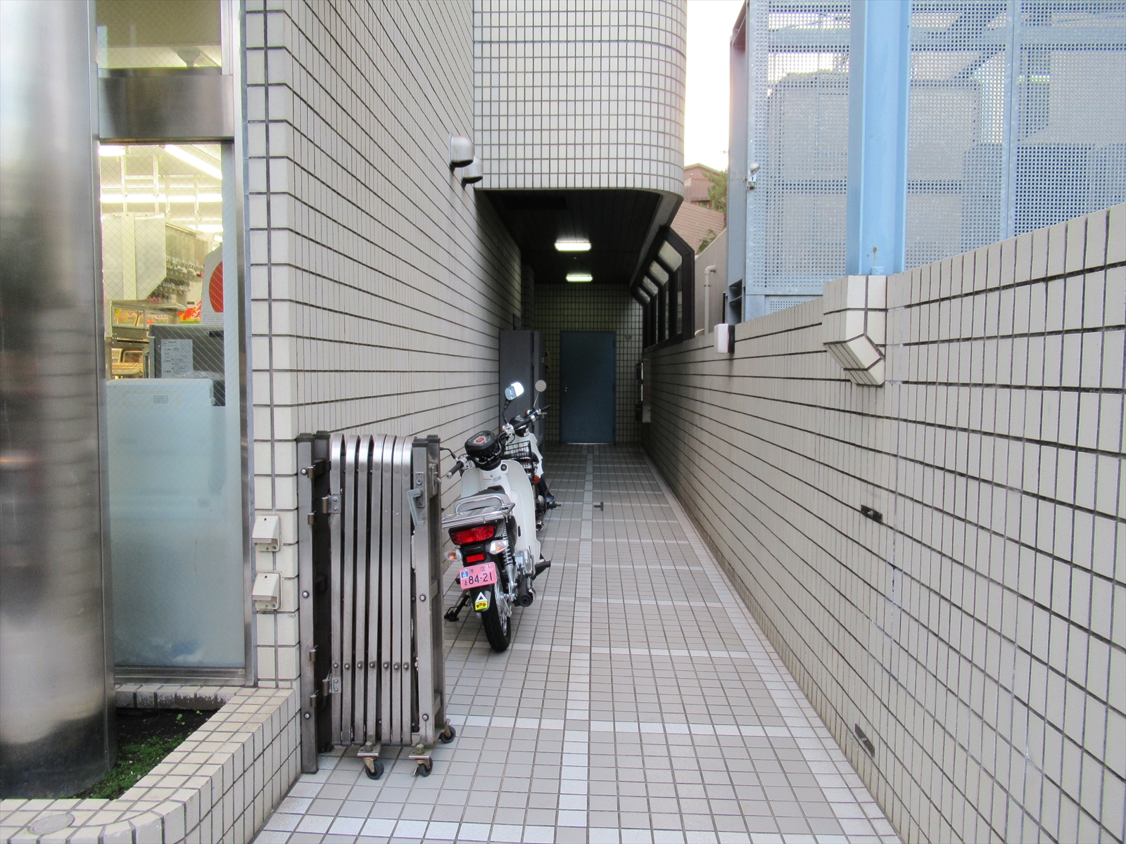 オフィスビル出入り口