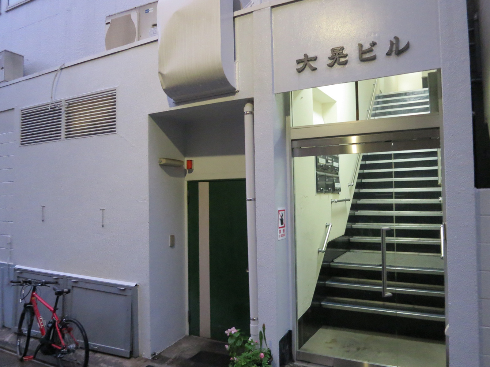 オフィスビル出入口