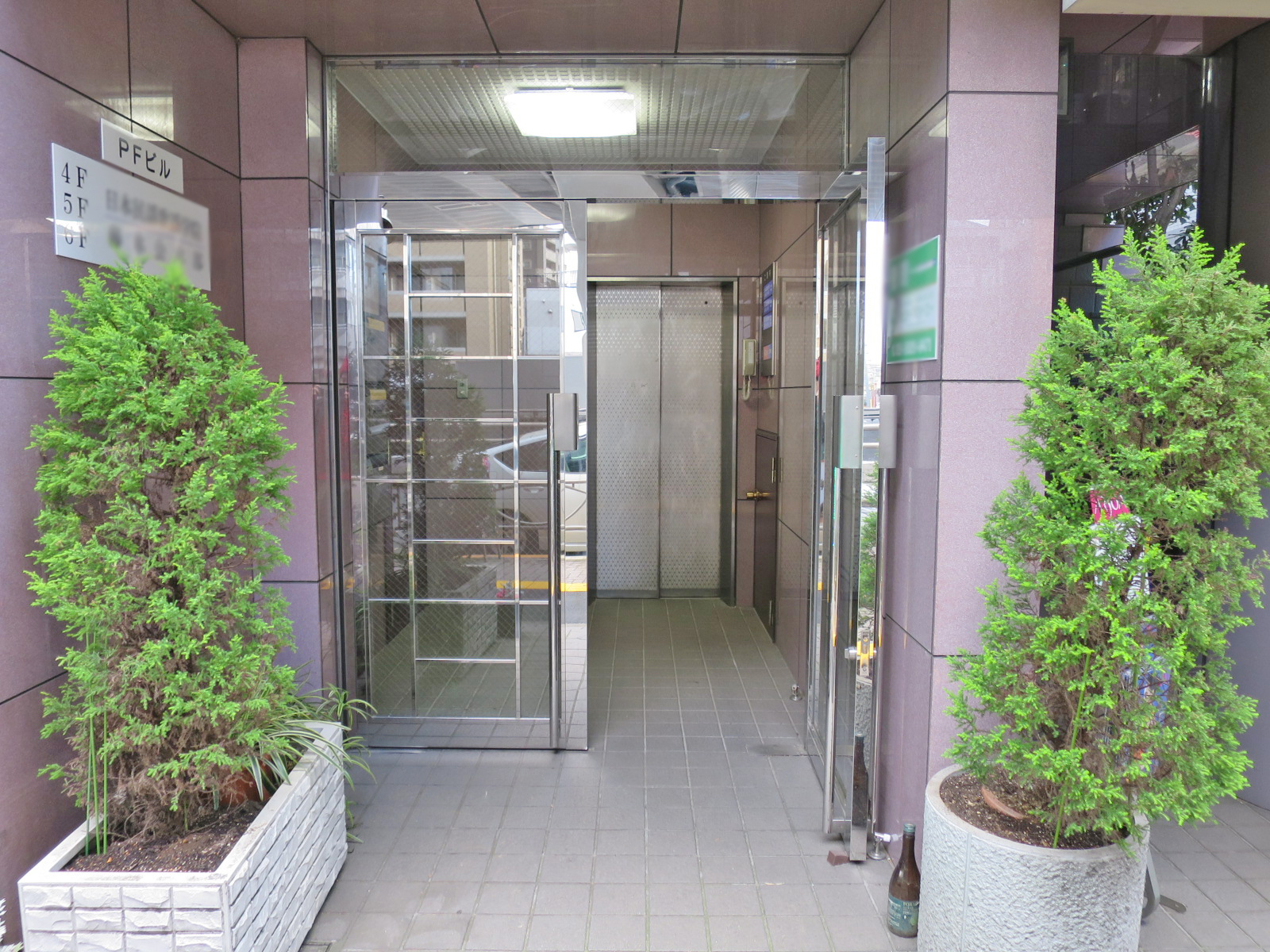 オフィスビル出入口