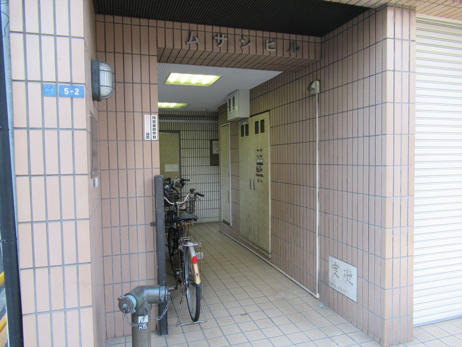 オフィスビル入口