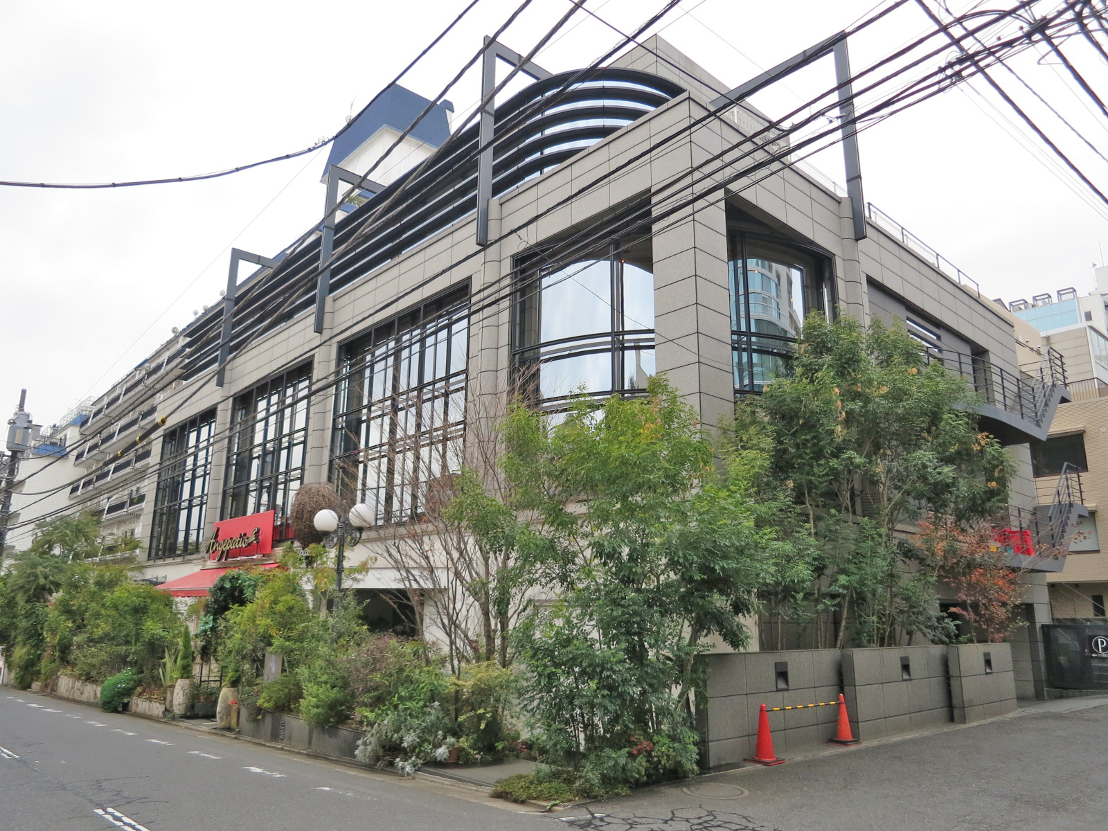 横長の外観