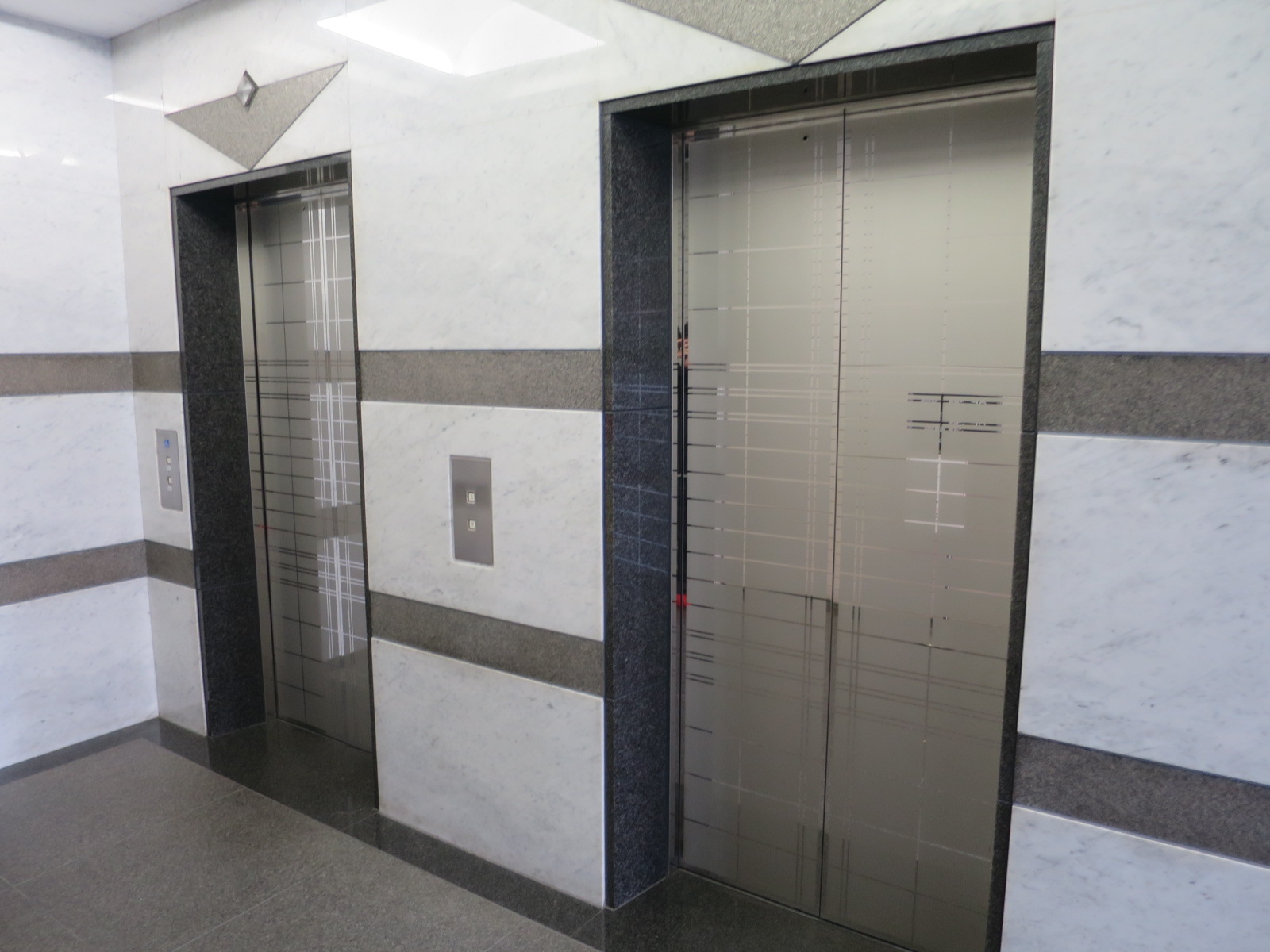 エレベーター(2基)