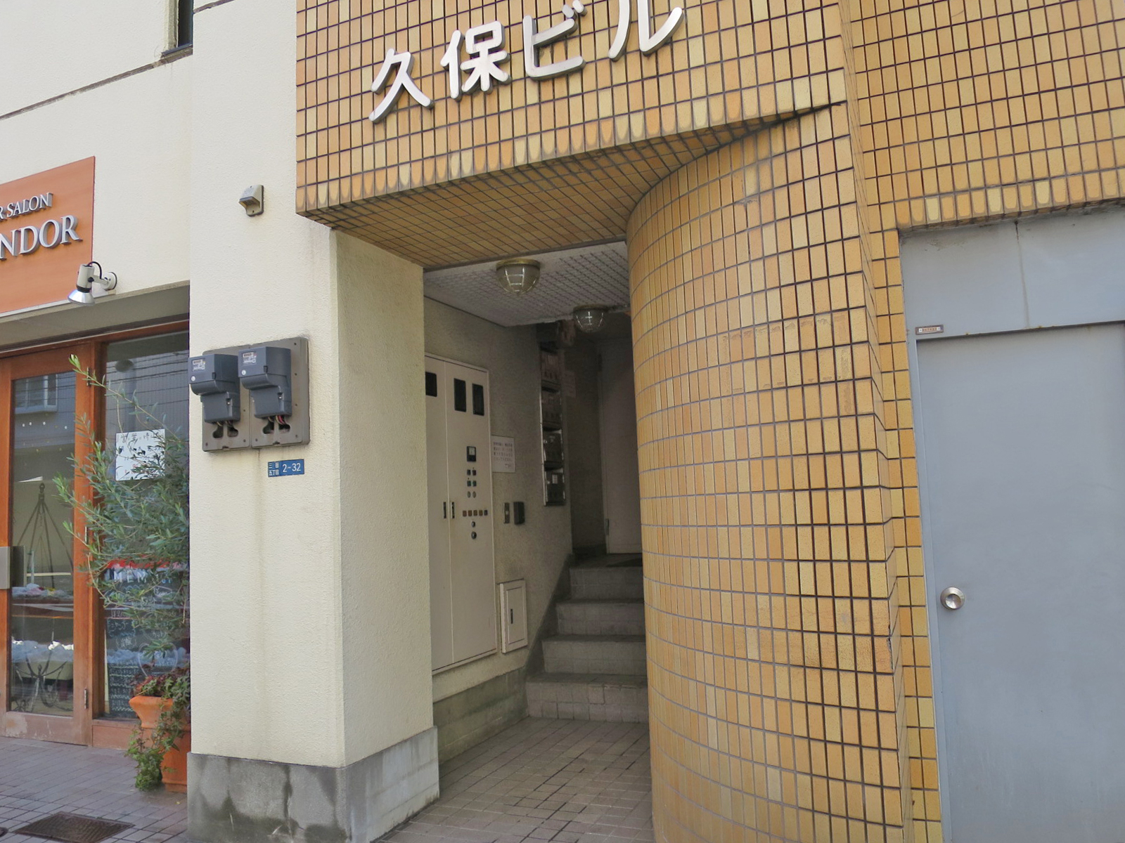 オフィスビル出入口