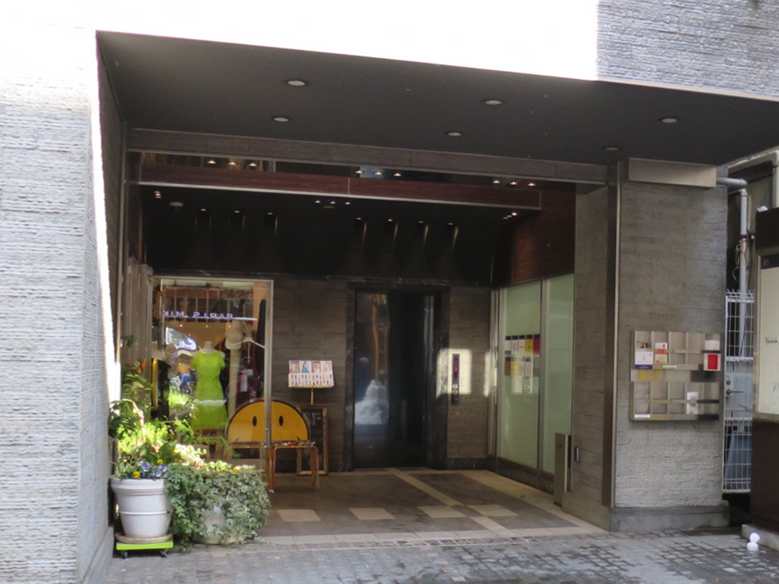 オフィスビル出入り口