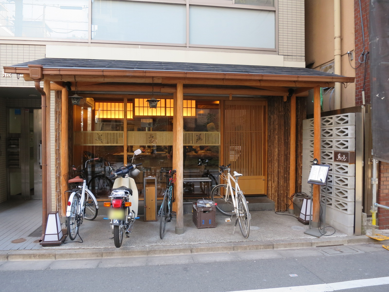 1階飲食店の様子
