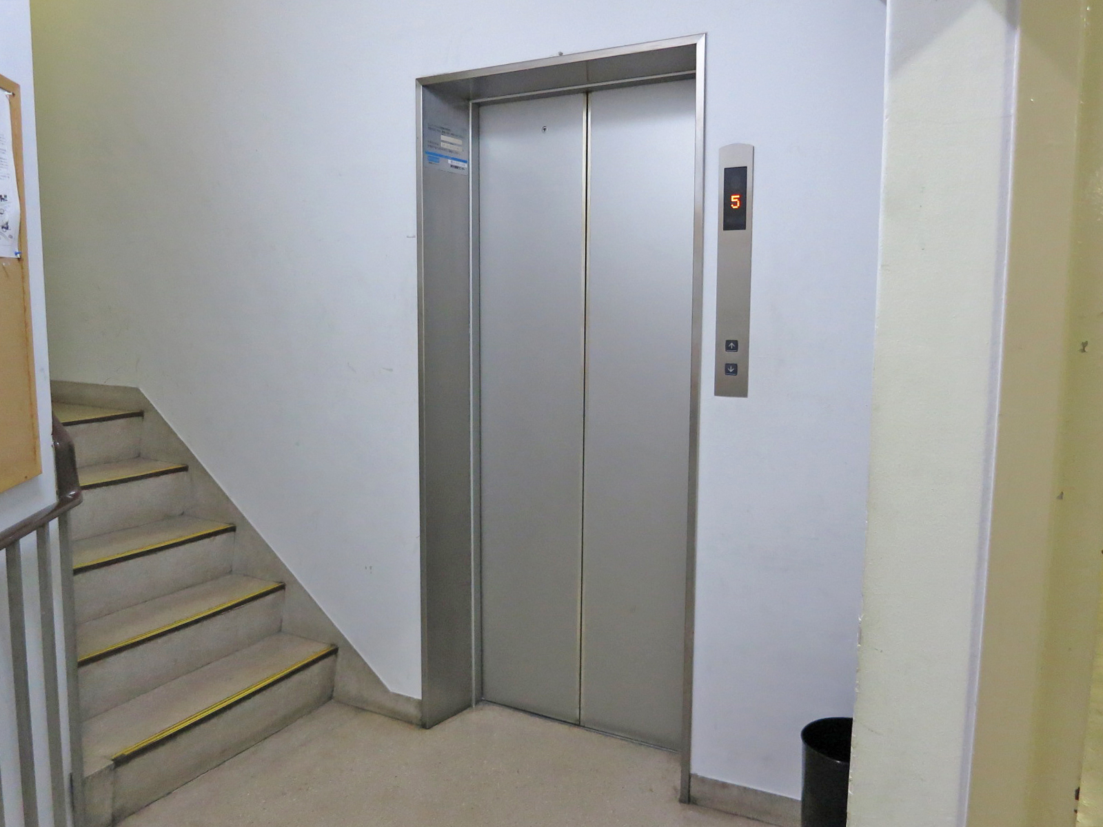 エレベーター1基