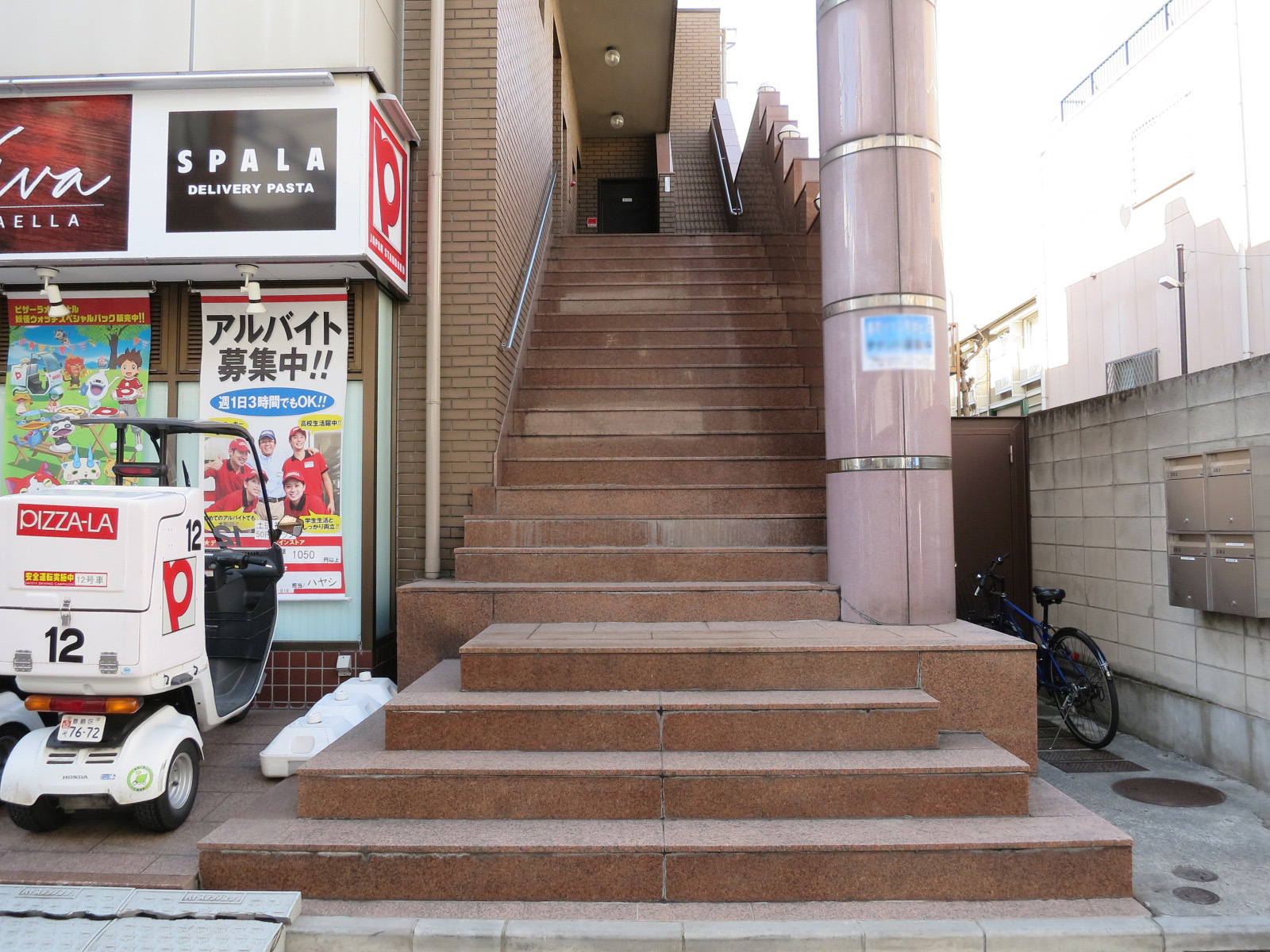 オフィスビル出入り口