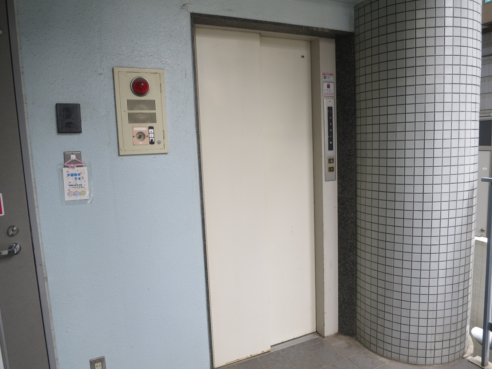 オフィスへのエレベーター