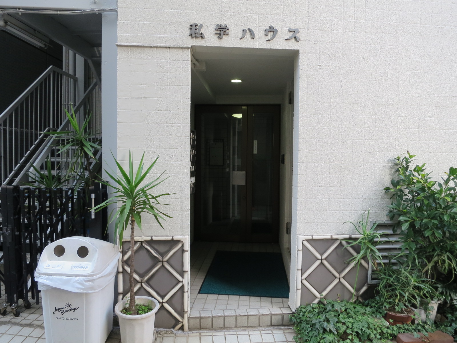 オフィスビル出入口
