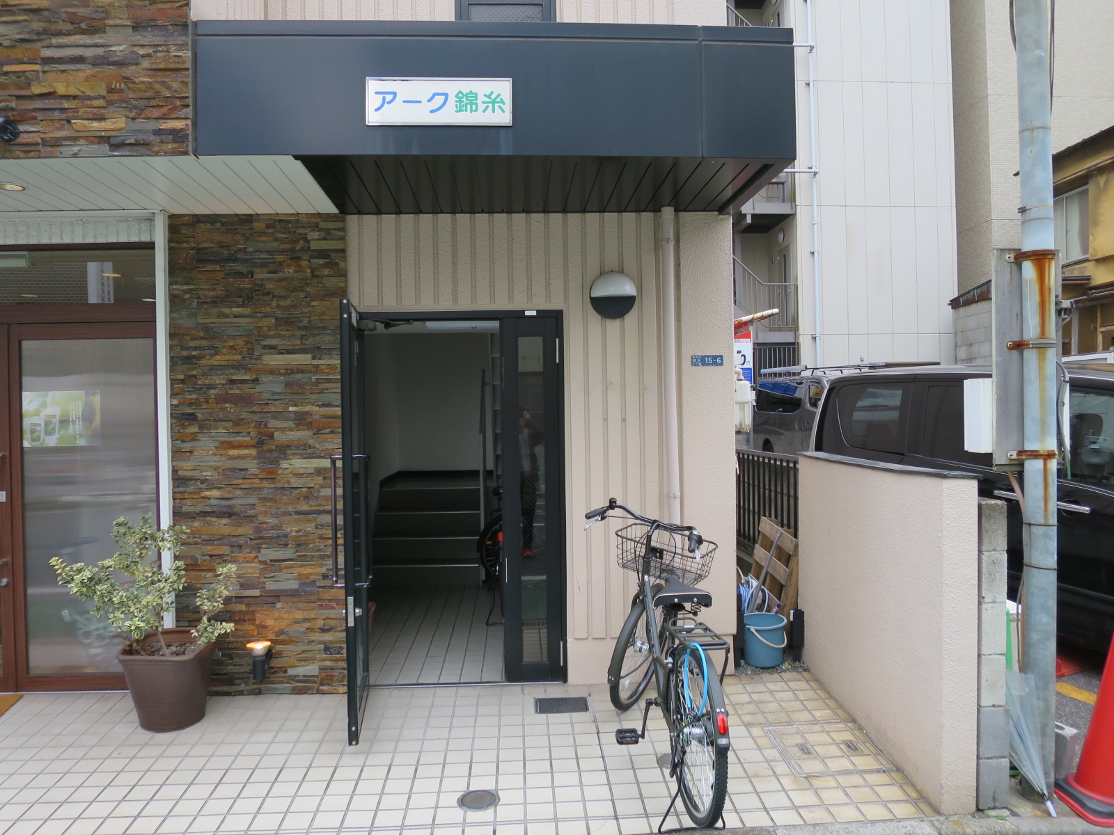 オフィスビル出入口