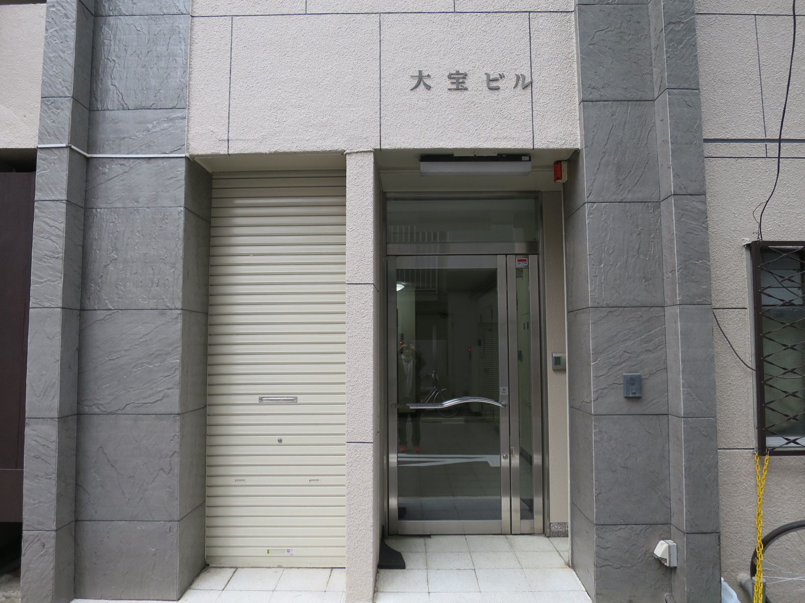 オフィスビル出入口