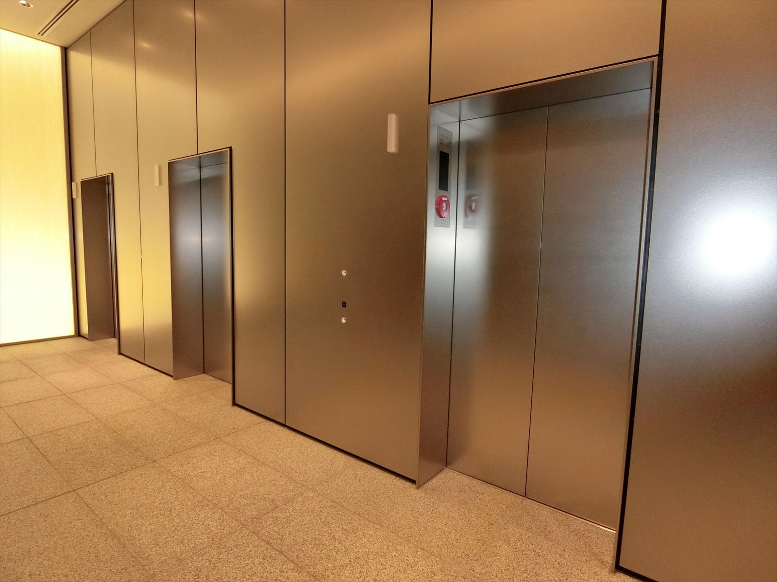 エレベーター(3基)