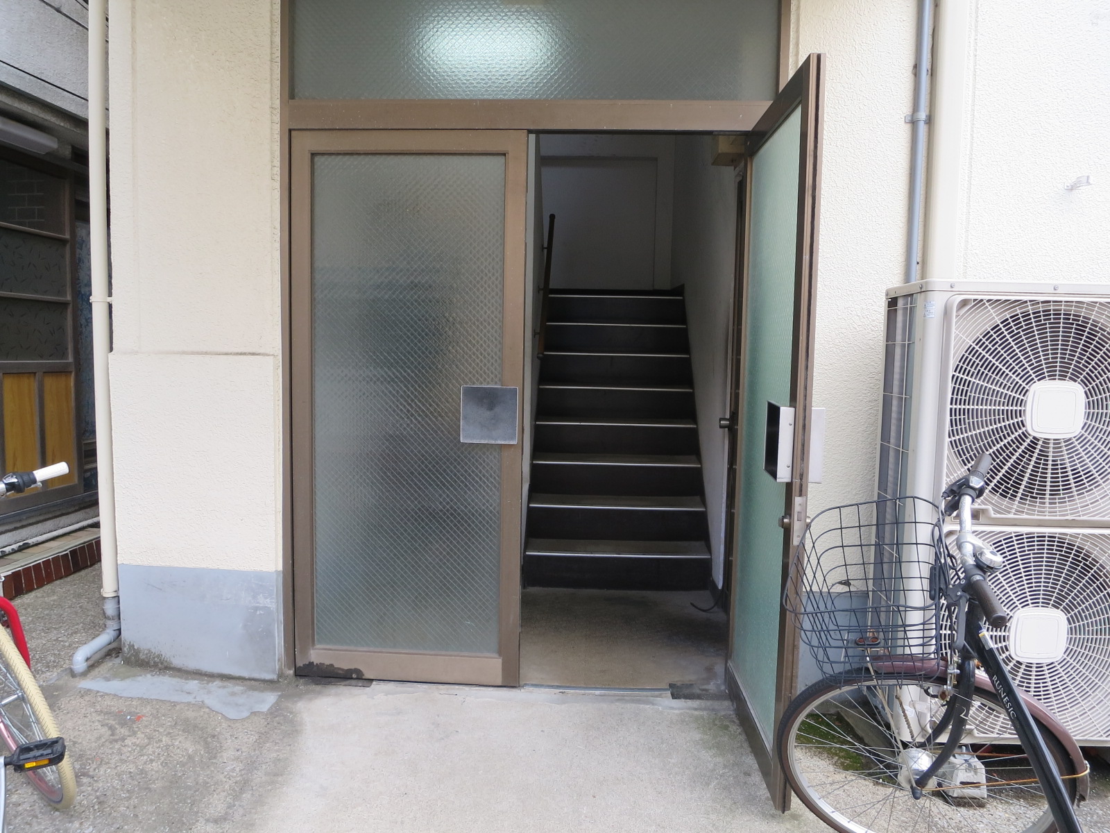 オフィス出入口