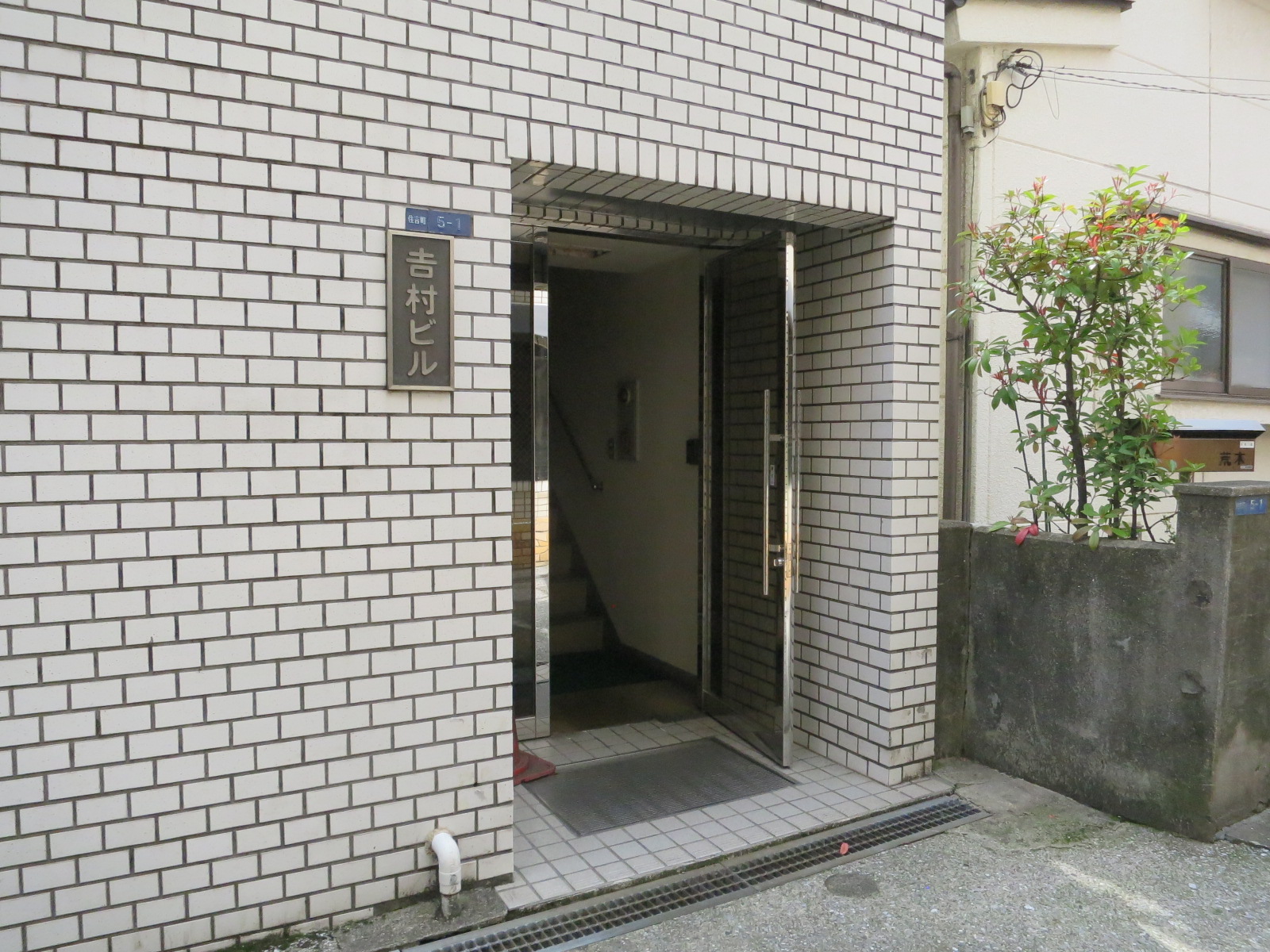 オフィスビル出入口