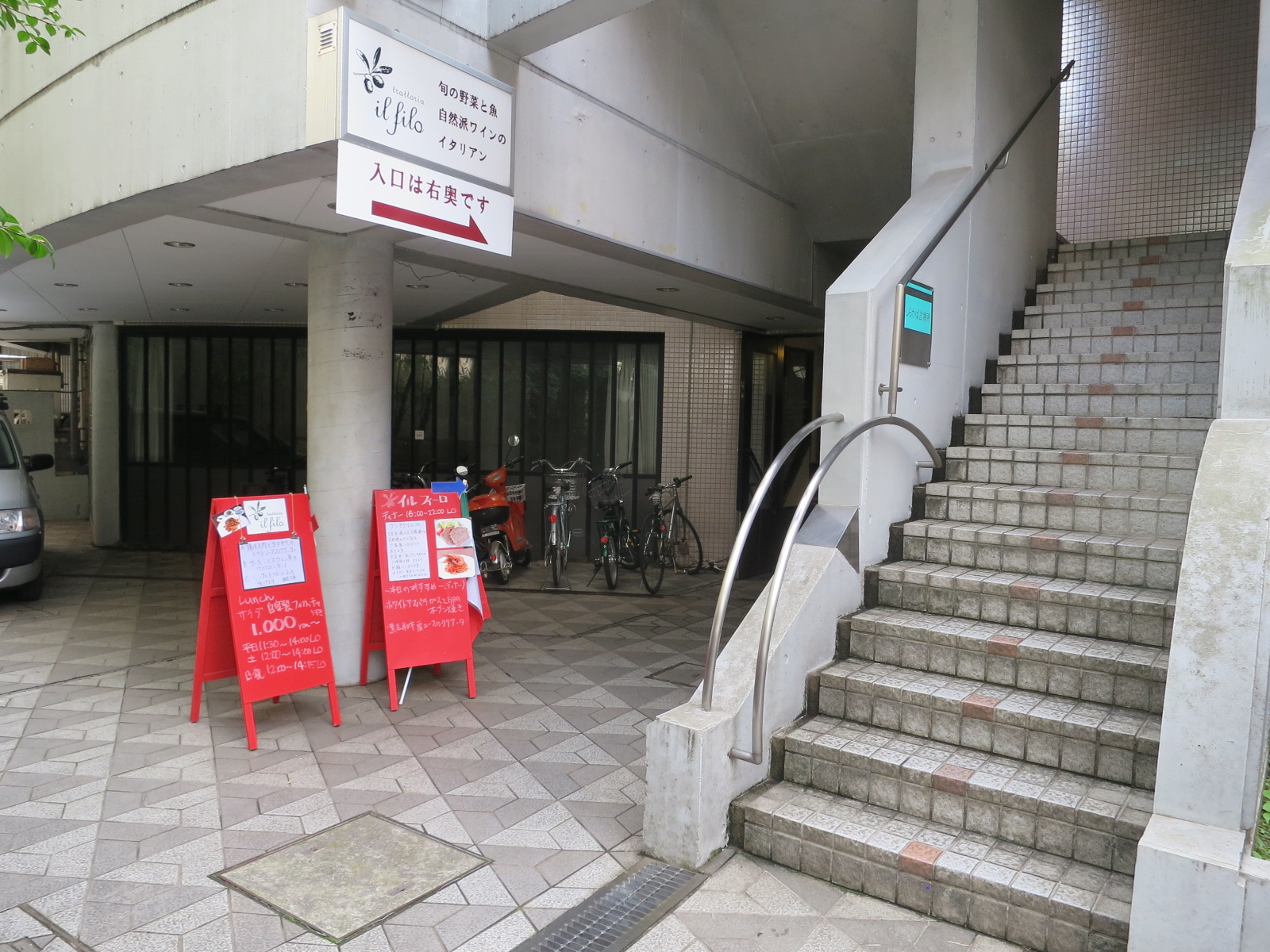 オフィスビル出入口