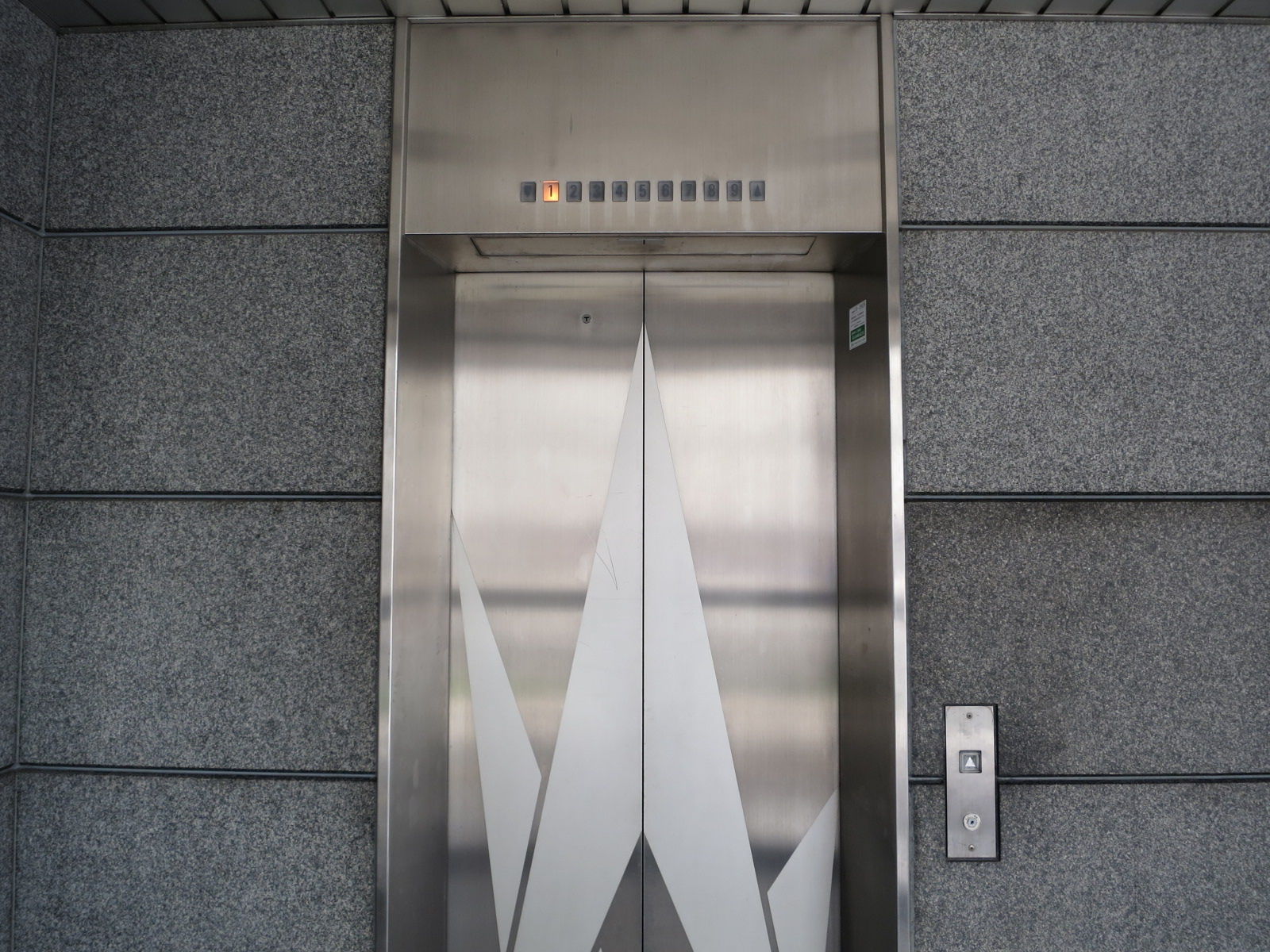 エレベーター1基