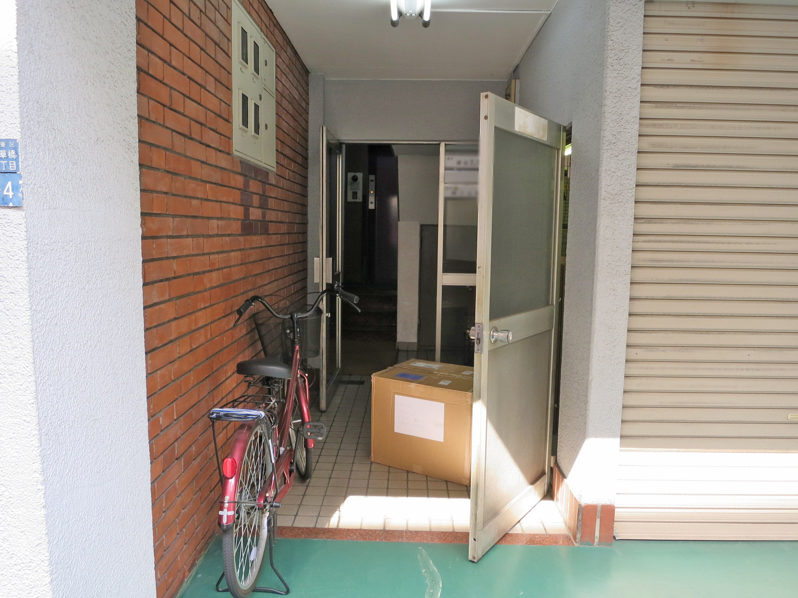オフィス出入口